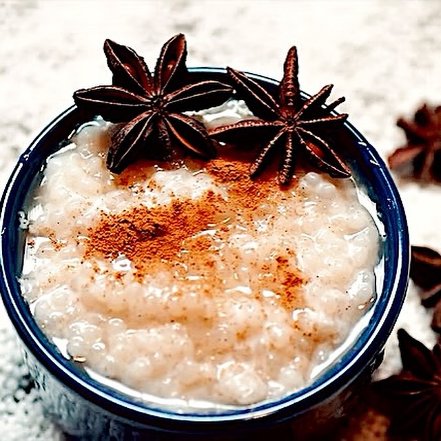 Jul på kontoret? 🎄 Uppgradera frukostmenyn med…
〰️ Risgröt som doftar kanel och barndom
〰️Julmacka med senapsgriljerad skink – en liten PANG-uppgradering
〰️Byt smoothien mot bubblig julmust (för den där nostalgiska känslan)
Låt oss göra morgonen… mjukare, godare, juligare🎄✨#
www.frukostleverans.se
#julpåjobbet #frukostleverans #företagscatering #morrisandbens #göteborg