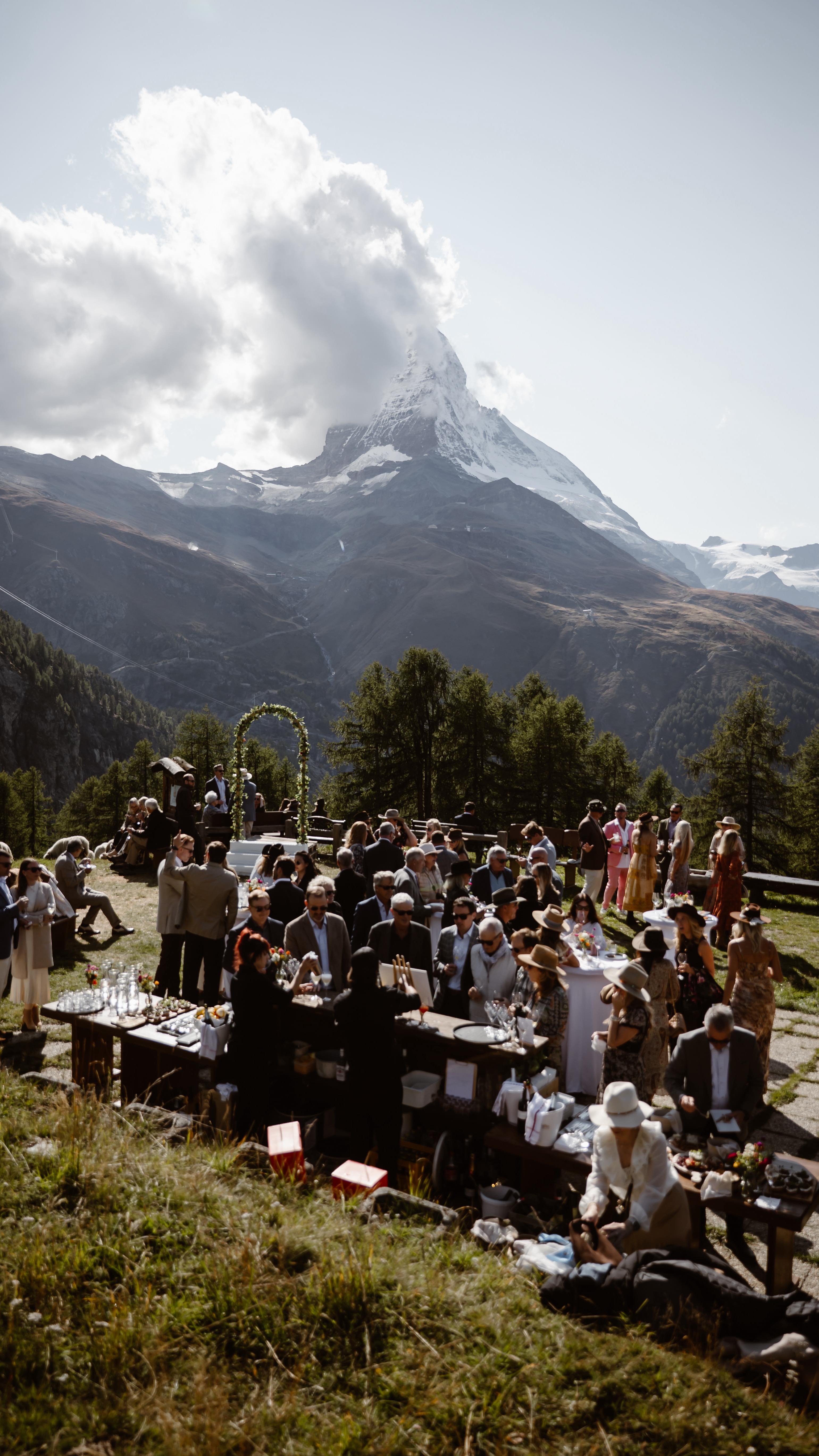 The ultimate wedding location at @restaurant_alphitta this weekend. The perfect way to kick off June 2024.
Congratulations to Jan and Claudia! We wish you all the best
💐 @zermattflowers
.
.
.
#zermattwedding #alpinewedding #zermattmatterhorn #matterhorn #swissalps #weddingplanning #visitswitzerland