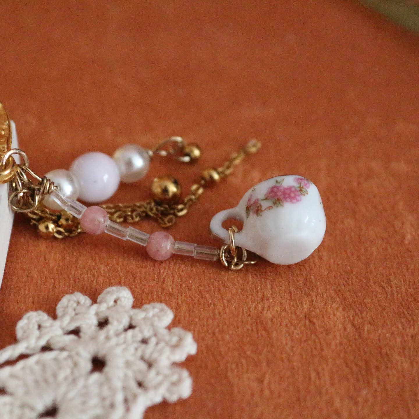 🐰💐Nouveautés Marque-pages ✨️🎩
Et si je vous disais qu'Alice a ramené un souvenir de son voyages aux pays des merveilles ?
Cette petite tasse que lui ont offert le chapelier Fou et Le Lapin Blanc.
Accroché au marque-page "Le thé d'Alice" la légende dit qu'il garantie à son propriétaire de vivre de fabuleuses aventures !
#marquepage #aliceauxpaysdesmerveilles #thé #cupoftea #teatime #bookmark #merveille #wonderland