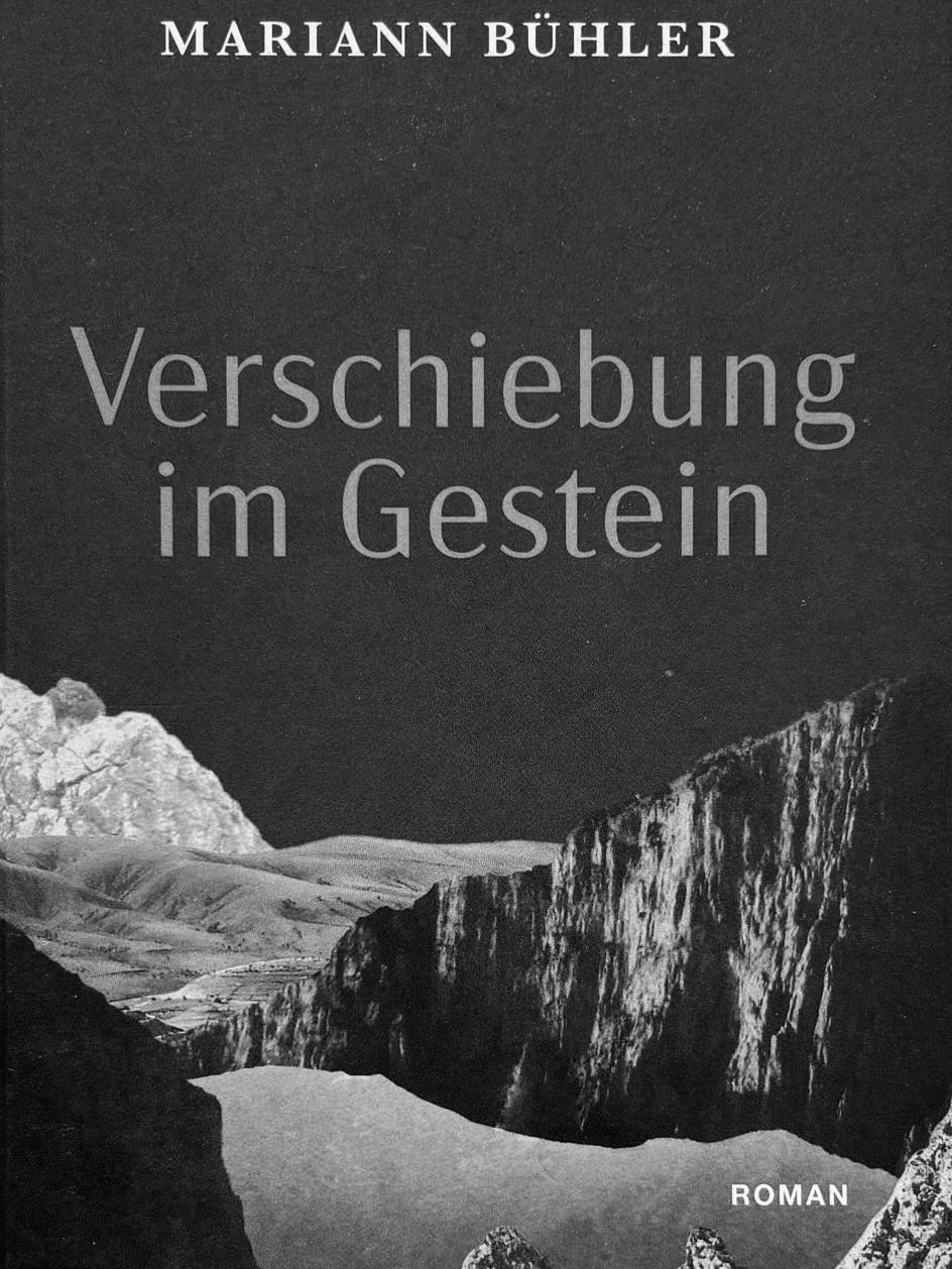 So. 23.11.2025, 15.30 Uhr, Lesung, Mariann Bühler
An diesem Sonntag besucht uns die junge Autorin Mariann Bühler und liest im Sääli aus ihrem im 2024 erschienenen Roman „Verschiebung im Gestein“. Der Roman verfolgt drei Figuren, die nichts voneinander wissen und doch verbunden sind – auch durch ein Dorf. Hartnäckig haben sich in ihnen weitläufige Spuren von Vergangenem festgesetzt, aber dann gerät doch etwas in Bewegung. Veränderung sucht sich ihren Weg und Verschiebungen passieren, die zuweilen sogar Berge versetzen. Die Lesung ist kostenlos zugänglich. Wer davor oder danach Essen möchte im Ochsen, möge bitte reservieren. #mariannbuehler #ochsenoltingen #ochsenmachtglücklich #lesungimochsen