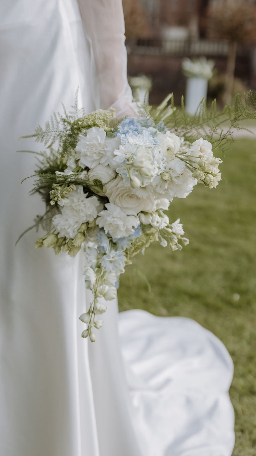 Früher habe ich alles angenommen, damit das Auftragsbuch voll ist.
Aber glücklich gemacht hat es mich nicht.
Mich hat es schon immer zu den eleganten Konzepten, den romantischen und vor allem den besonderen Konzepten gezogen. Ich liebe weiße Rosen, softe Pastelltöne, Steingut in der Deko und Traubögen, die nicht klassisch sind. Aber auch bunte Konzepte mit moderner Dekoration machen mich einfach glücklich.
Und irgendwann habe ich die Entscheidung getroffen nur noch die Anfragen anzunehmen, die auch meinem Stil entsprechen. Ich hab Anfragen mutig abgesagt in der Unwissenheit, ob ich mein Auftragsbuch voll genug kriege, um genug Geld für meinen Lebensunterhalt zu verdienen. Und hab auf meine Entscheidung vertraut. Überhaupt nicht aus Überheblichkeit. Sondern weil ich so richtig aufgeblüht bin und dadurch auch magnetisch geworden bin für Paare, die diesen Stil ebenfalls lieben.
Und ich finde jedes Brautpaar verdient die beste Betreuung für die eigene Hochzeit. Weil jede Hochzeit wunderschön und besonders ist. Wenn heute also eine Anfrage kommt, die nicht zu mir passt, empfehle ich von Herzen Dienstleister, die diesen Stil umsetzen.
Wenn du dir als Dekorateurin genau das auch wünschst - einen vollen Kalender mit Buchungen, die dein Herz höher schlagen lassen - dann schreib mir eine Nachricht und sicher dir alle Infos für einen der letzten Spots in The Blooming Era. Dein Reset im Januar für deine beste Saison 2026 ✨
Blue Elegance
Planung & Organisation: @keaulrich.fotografie
Fotografin: @keaulrich.fotografie
Location: @schloss_goedens @landpartie_thefinest
Deko & Floristik: @ivyandrose_de
Papeterie: @noorddesign
Models: @felici.insieme
Styling: @ganna.vaske
Kleid: @annettebasilius.d_s
Schmuck: @dalou_jewelry
#weddingstyling #weddingflowers #luxurywedding #luxuryweddings #luxuryweddingflowers #modernwedding #classicwedding #hochzeitsblumen #hochzeitsdeko #dekoverleih #weddingdesign #tischdekohochzeit #tischdeko #hochzeitsdekoration #weddingdecor #dekomieten #blumendeko #destinationwedding #brautstrauß #brautstrauss #hochzeitsfloristik #hochzeitsinspiration #hochzeitsideen #hochzeitsinspo #hochzeit2025 #weddinginspiration #weddingideas #glamorouswedding