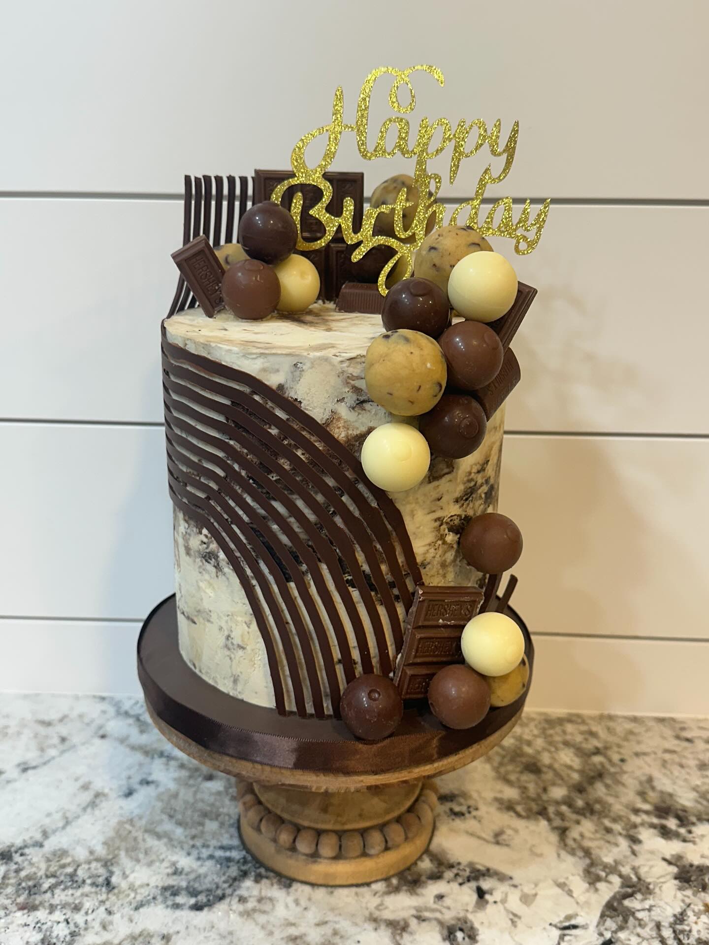 Cookie 🍪 dough cake.
This cake is a brown butter cake with chocolate chips filled with brown sugar buttercream, chocolate ganache, and edible cookie dough chunks.
The outside is adorn with chocolate strands, chocolate truffles and more cookie dough goodness.
#cookiedoughcake
