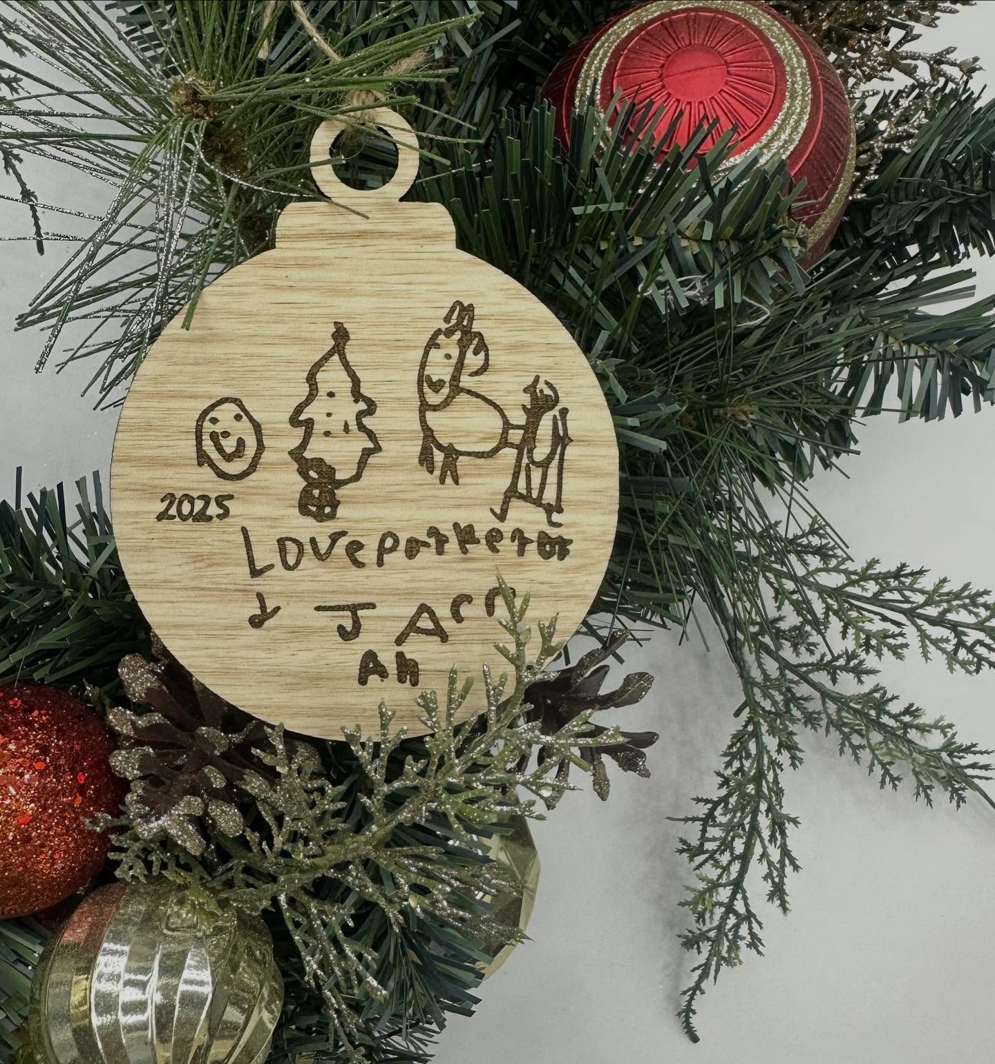 Super cute Christmas bauble featuring your child’s drawing… absolutely priceless.
✨ A keepsake you’ll treasure forever ✨
Orders close Dec 5 🎄
#DebsDesignLab #ChristmasBauble #personalisedgifts #sentimentalgifts #christmasgifts #teachergifts