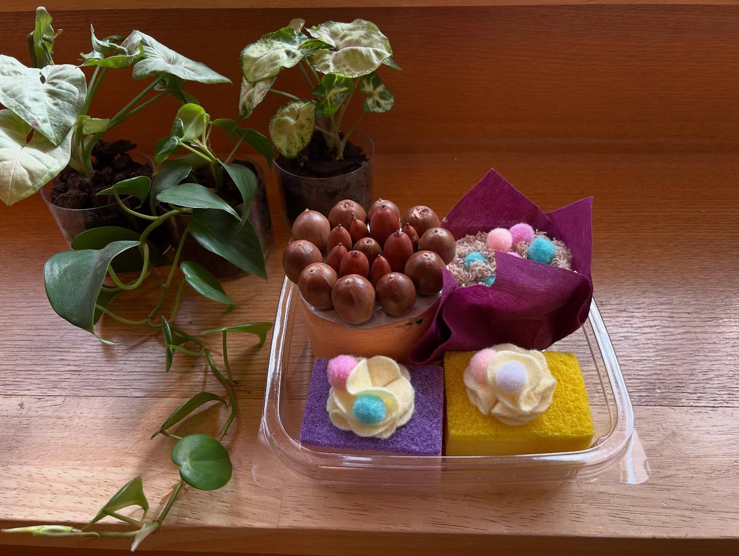 秋の遠足後、どんぐりや落ち葉を拾ってきたので、どんぐりケーキを子どもたちが作りました。ケーキ屋さんごっこのメニューも秋らしく❣️落ち葉は、形からイメージして作品ができあがりました🐈
#わくわく保育園 #尼崎市 #子どもの作品 #お店やさんごっこ #保育園の様子