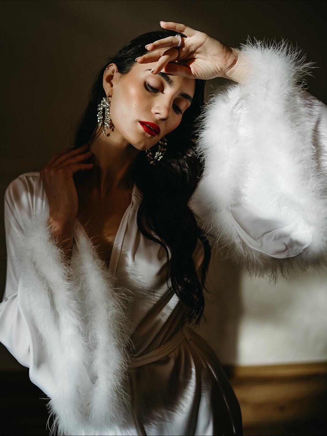 Luxusní hedvábný župan Celeste je symbolem noblesy a ženské síly – ideální pro pomalá rána, večerní rituály i speciální momenty, kdy se chcete cítit výjimečně.
Každý župan je ručně šitý v našem českém ateliéru a pečlivě balený do magnetické dárkové krabice. Dopřejte si kousek, který vás promění i v těch nejintimnějších chvílích. Protože opravdový luxus začíná tam, kde jste jen sama sebou. 🤍