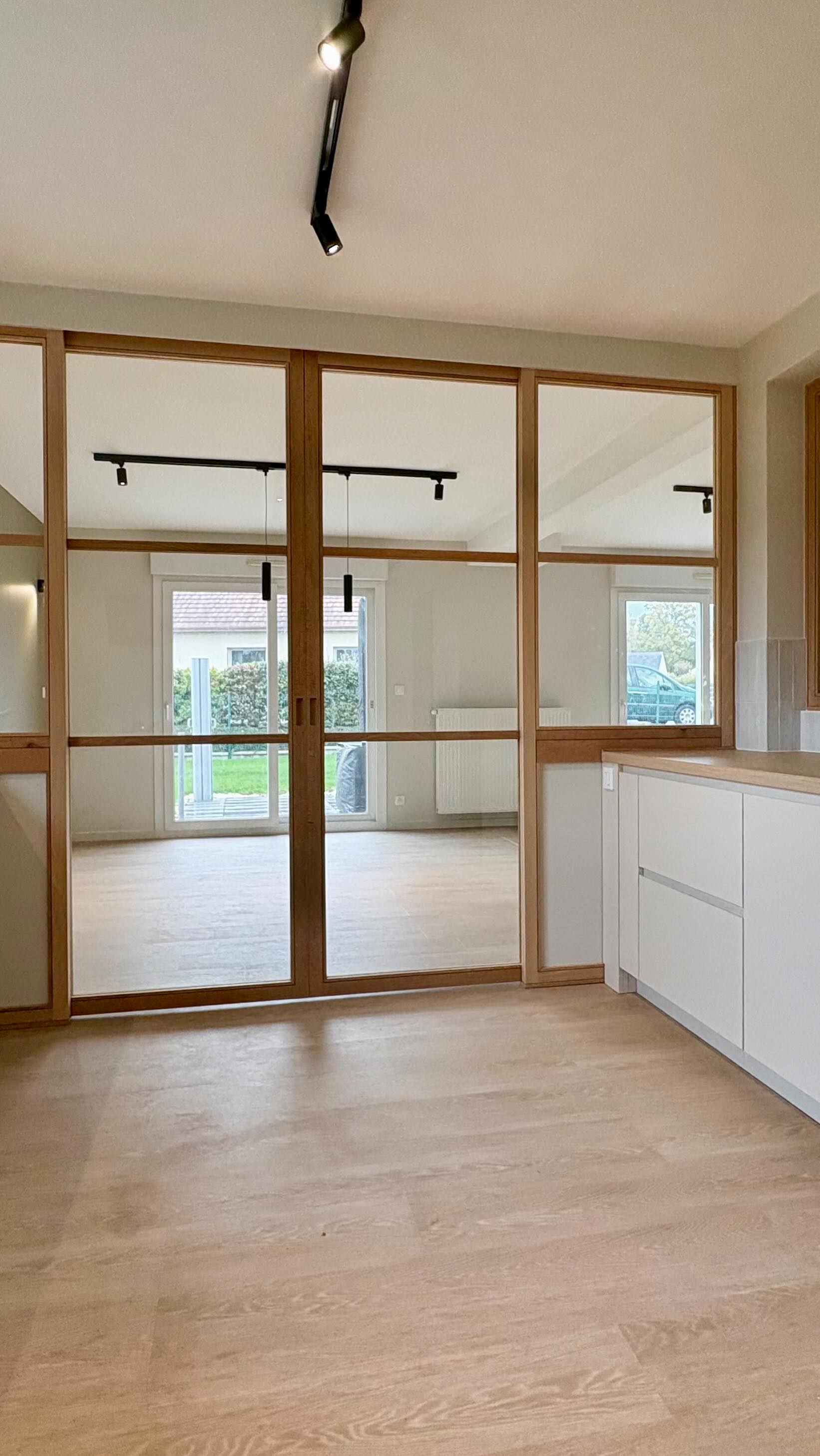 Transformer une cuisine fermée tout en gardant la lumière et la sensation d’ouverture ✨
La verrière permet de délimiter l’espace sans l’enfermer.
On gagne en chaleur, en circulation, en échanges… tout en préservant le charme de chaque pièce.
Un parfait équilibre entre intimité et convivialité 🤍
Et vous, vous êtes plutôt cuisine ouverte, fermée… ou entre les deux ?
#décoration #interiordesign #design #architecturedesign #designinterieur #architecturedinterieur #inspirationdeco