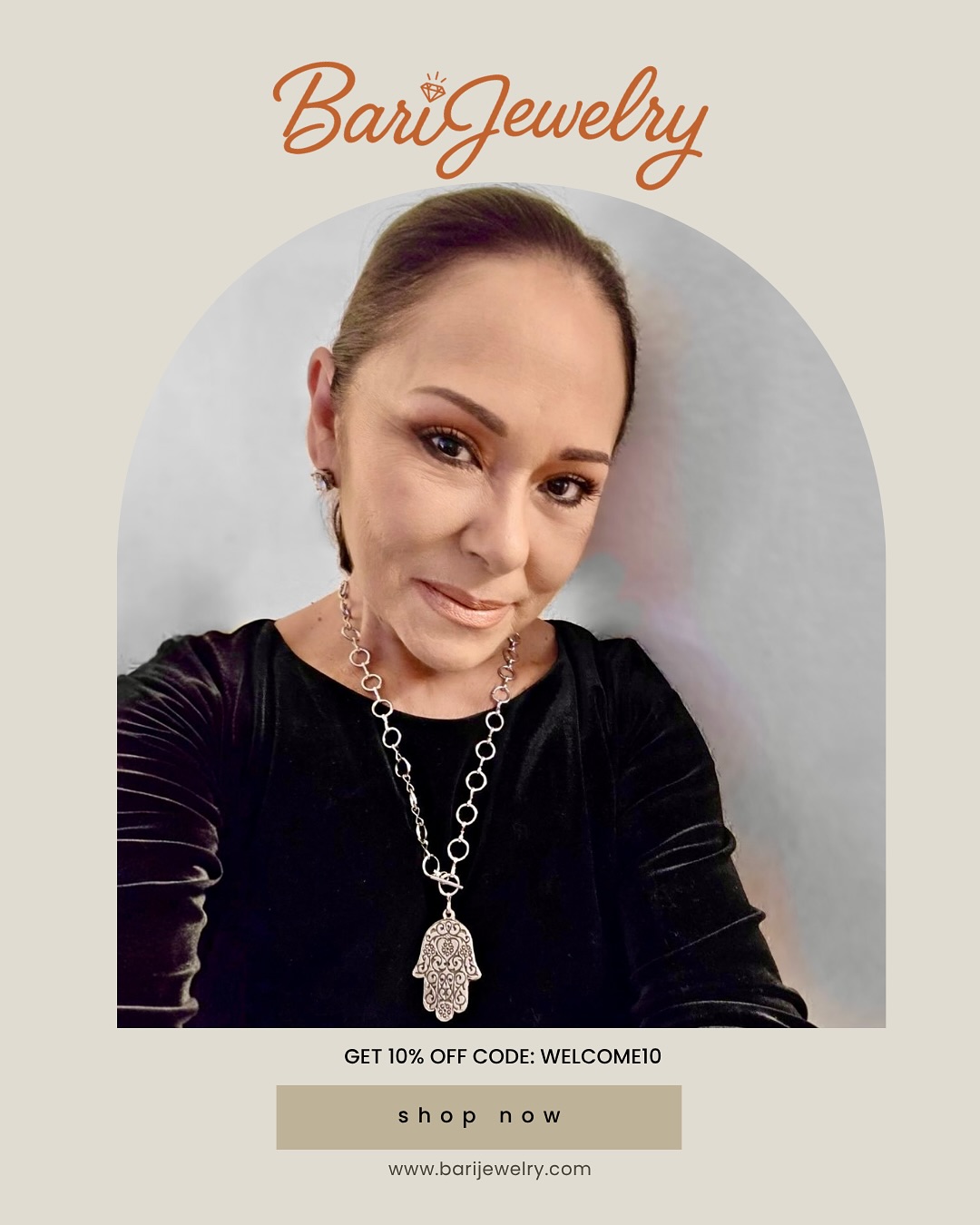 Your holiday gift list just got easier 💍
Meet Susy Núñez, the heart and vision behind Bari Jewelry ✨ Inspired by her love of travel and music, Susy designs pieces that tell stories, play with texture and add a gentle sparkle to the ordinary. Her goal is to make every wearer feel younger, more vibrant, and joyful. These handcrafted pieces turn everyday moments into little rituals, adding a gentle sparkle to any occasion. The perfect gift for someone special (or yourself!) this holiday season 🎁🎄