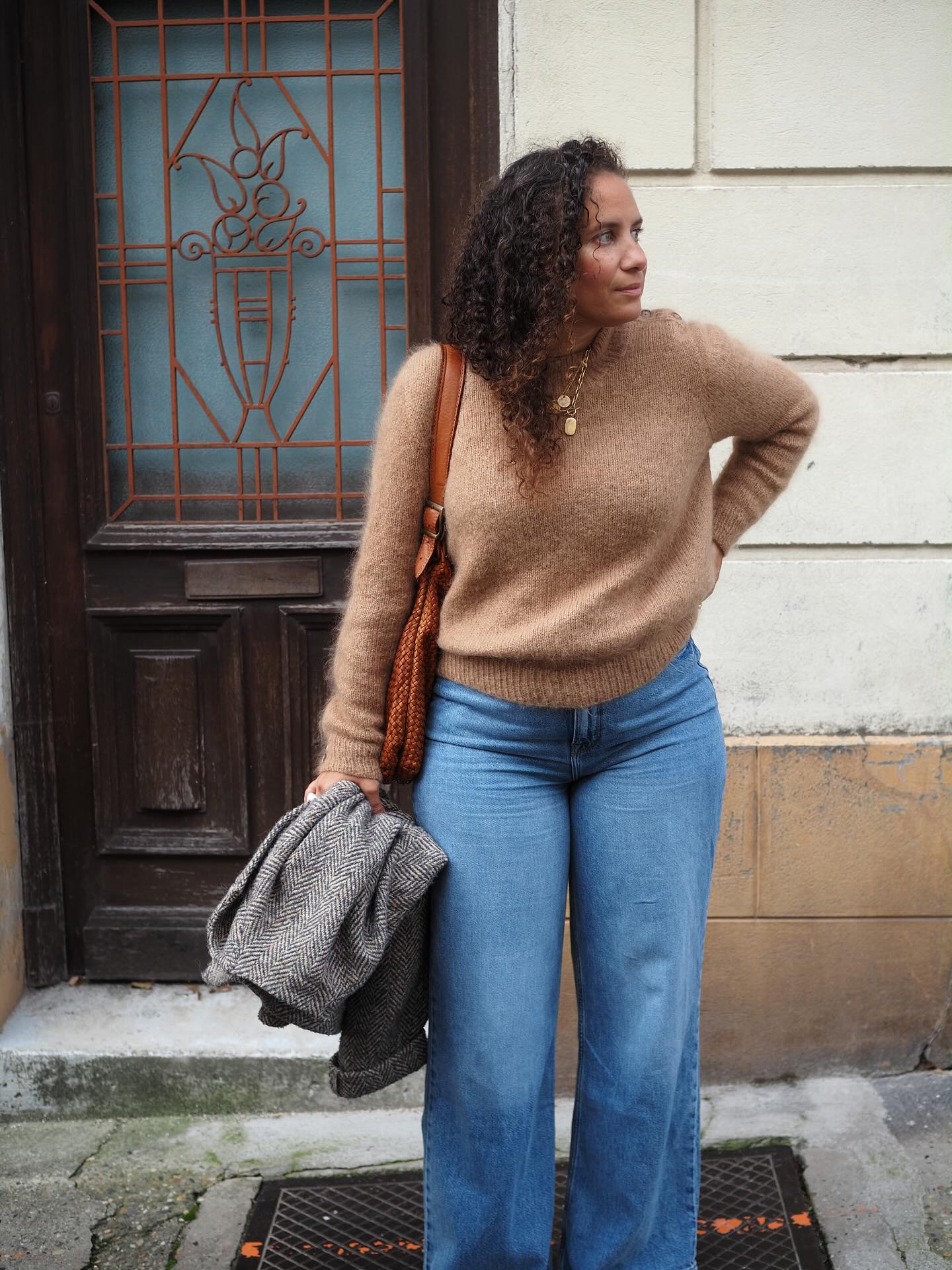 Le pull C a p b r e t o n se tricote de haut en bas sans coutures tout en circulaires. Avec une vraie patte de boutonnage à l’épaule.
C’est ma version initiale unie dans le superbe mohair et soie @bergers_cathares
Mon mari m’a dit on dirait une photo des années 70. Et j’aime trop 🧸
On peut aussi lui ajouter quelques rayures, et on obtient une belle marinière.
🐿️ Retrouvez La Fiche tricot en 9 tailles en français et en anglais sur Ravelry et www.AtelierEmilie.com
.
.
#atelieremilie #ateliermiliedesigns
#knitting #knitweardesigner #mohairaddict
#tricotété #summerknitting knit knitting knitter
#tricot #strikk tricot #jeportecequejetricote
#pullcapbreton #pullcapbreton