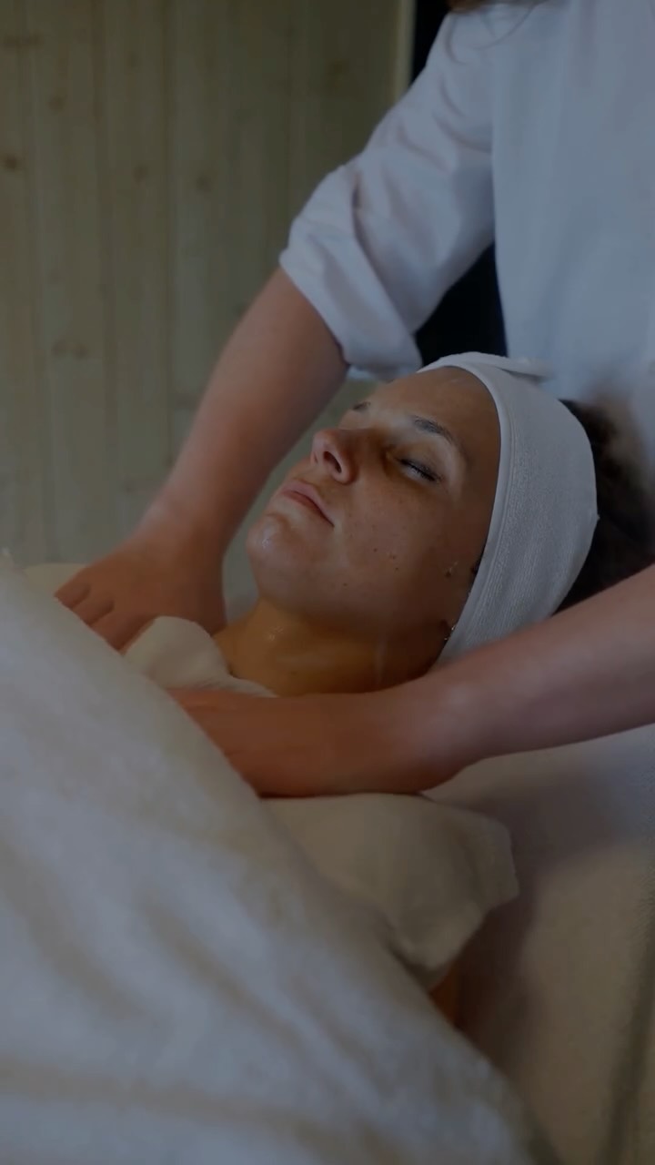 🌙 Zachte geluiden. Zachte handen. Pure rust en ontspanning.
Boek jouw verzorging eenvoudig online in via de website (link in bio).
#asmr #fyp #foryoupage #gelaatsverzorging #beauty #beautybyeline #skincare #skincareroutine