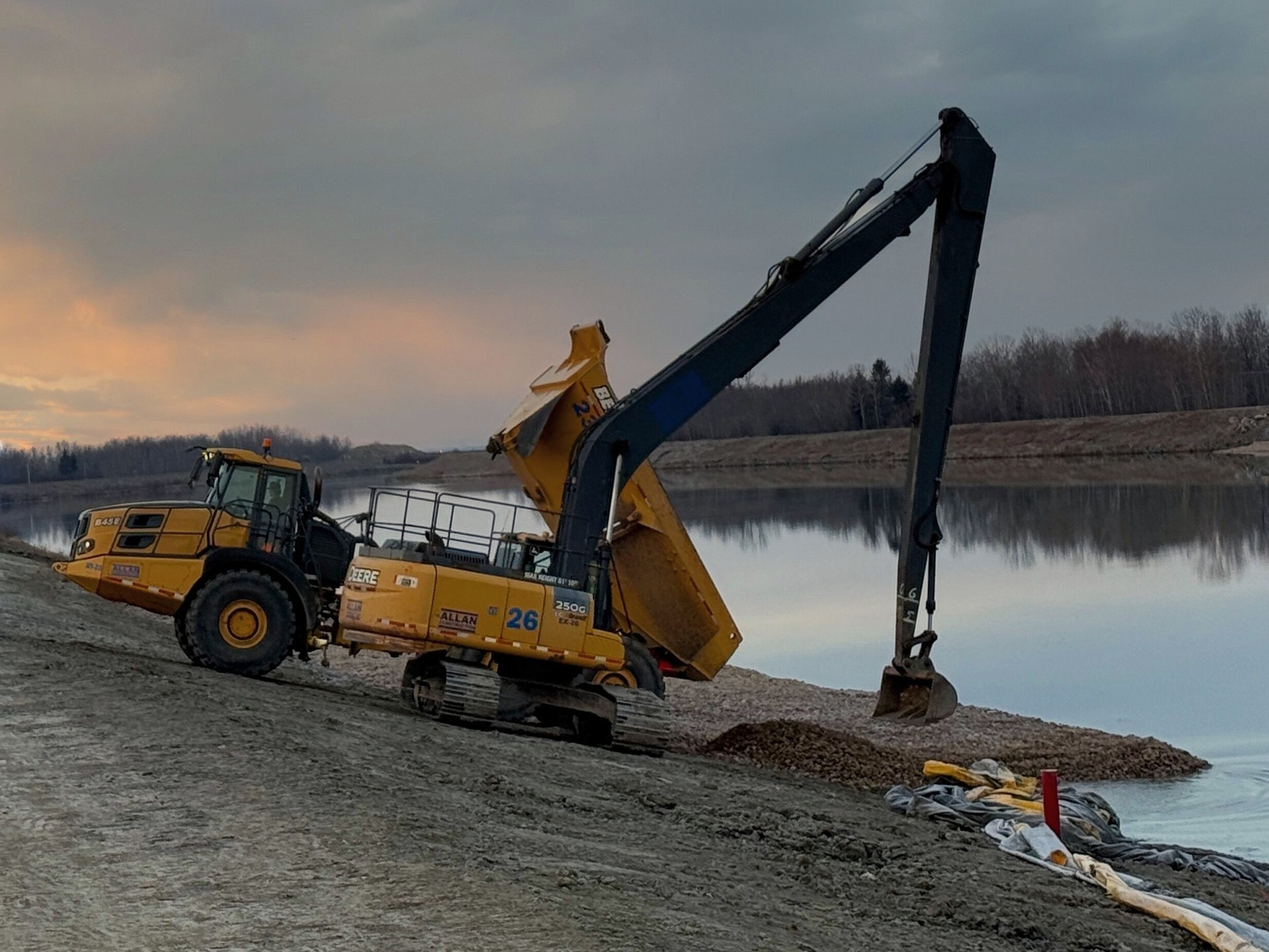Final push before winter: crews wrap up another successful construction season as the heavy equipment completes the last cleanup.
#AllanConstruction #Cleaning #constructionlife