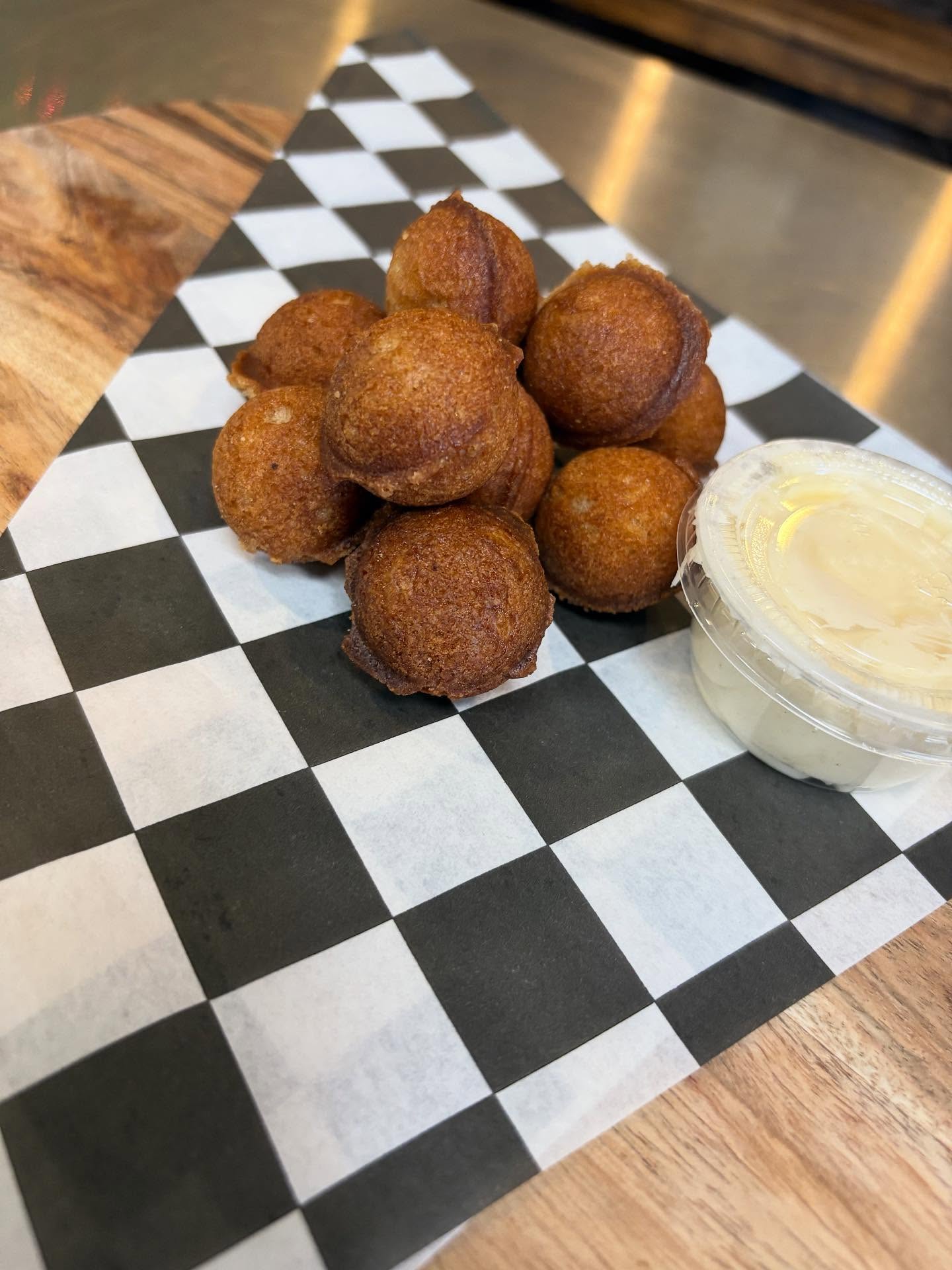 Hope everyone brought their cravings this weekend cause we’ve got all the treats to indulge
Sammy’s Cinnamon Swirl & Peanut Butter Munchkins 🔥
Leo’s Eggrolls 🔥
Ham, Bacon & Apple Butter Melt 🔥
Come get em while they last, these won’t last long! 😎👌🔥
