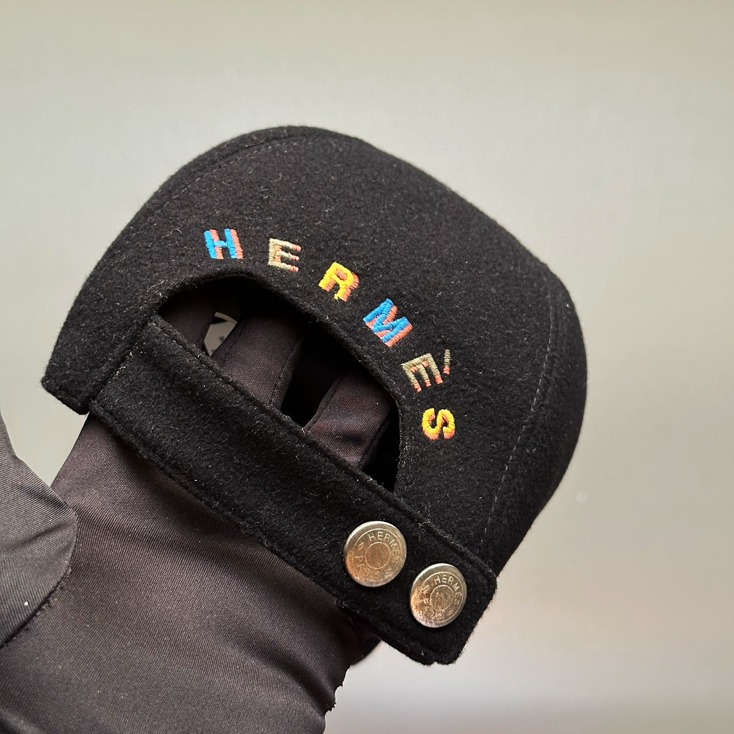 Casual elegance, elevated 🧡 Step out in style with the Hermès Cashmere Embroidered Miles Cap — soft, sleek, and unmistakably chic.
For more information, please refer to the website link provided in the bio.
Listing no: UK 3119
Opuluxe.sg is not affiliated to the brands featured. We are an independent consignment platform of authenticated luxury products. All trademarks and copyrights remain sole property of the brands.