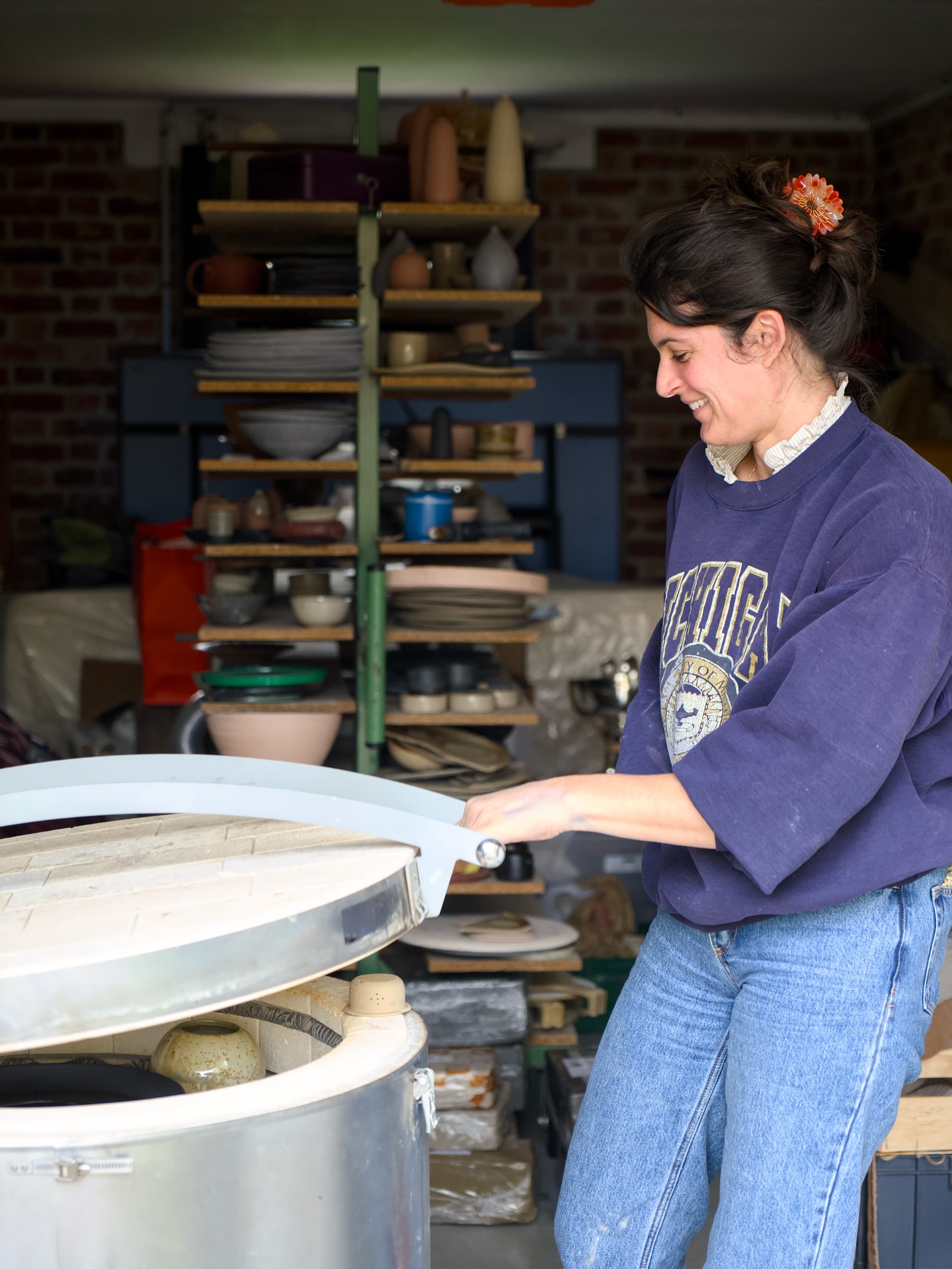 Entre impatience et un brin d’appréhension… ouverture de four 🔥
Après des heures de travail: tournage, tournassage, émaillage, c’est toujours un moment excitant de découvrir les pièces finies 🤗
Et en ce moment, le four tourne à plein régime — objectif : des stands bien remplis pour les ventes de Noël 🎄
📷 @spriet.production
#ceramique #poterieartisanale #ceramicprocess #madeinfrance #ceramiste #faitmain #artisanatlocal #ceramicsartist #noelcreateurs