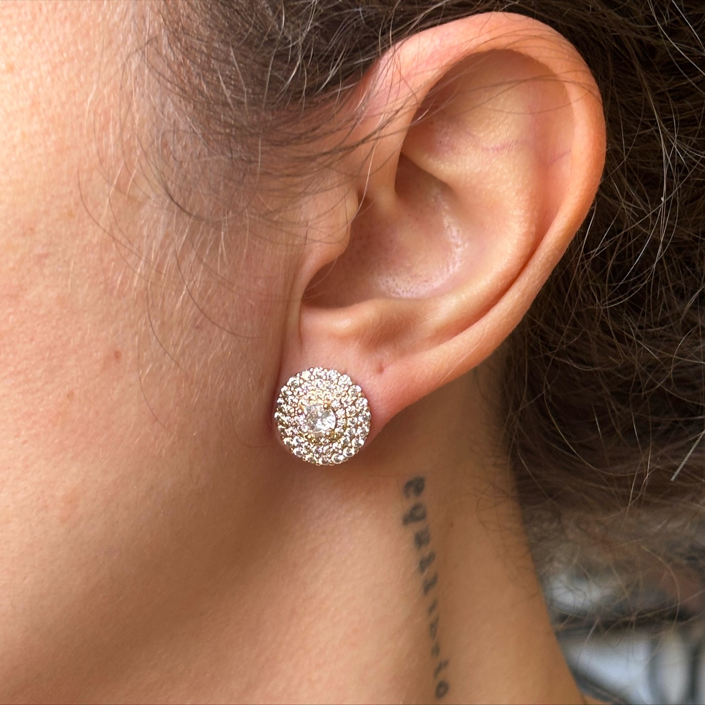 Um clássico que ilumina qualquer look ✨
Brinco redondo cravejado: delicado, sofisticado e perfeito para o dia a dia ou para brilhar à noite.
Esse modelo combina com tudo — do trabalho ao jantar.
💛 Disponível na Turmalina Acessórios.
👉 Chame no direct para comprar!