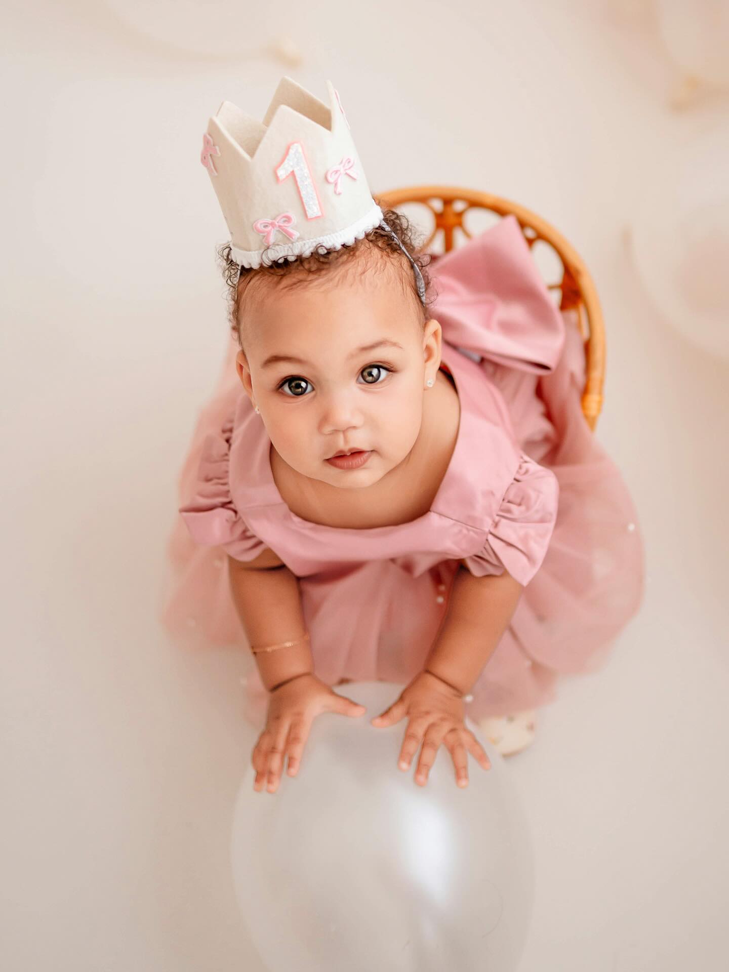 This little princess has the most incredible eyes and the sweetest parents cheering her on. Truly a dream session. 🎀.
.
.
.
,
Newborn & Maternity and Family Photographer in Zürich area | Ksenia Photography
.
.
Neugeborenen-, Schwangerschafts- und Familienfotografin im Raum Zürich | Ksenia Photography
.
.
.
.
.
#cakesmashphotography #babyphotoshoot #babyphoto #2birthday #zürich #zurichphotographer #botanicalgardenzurich #kidsphotoshooting #letthemexplore #thesugarjar #pixelkids #candid #erstegeburtstag #geburtstag #babyfotoshoot #babyfoto