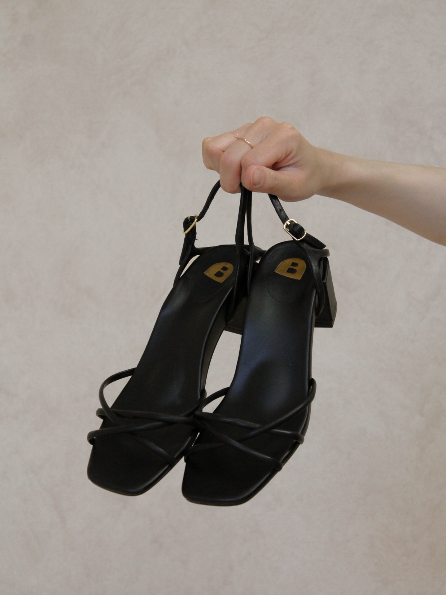 With comfort and design in mind, there’s a shoe for everyone 👠, @baredfootwear. At Hip to Sole, we ensure our practical footwear tips and recommendations for your footwear fall appropriately with your lifestyle