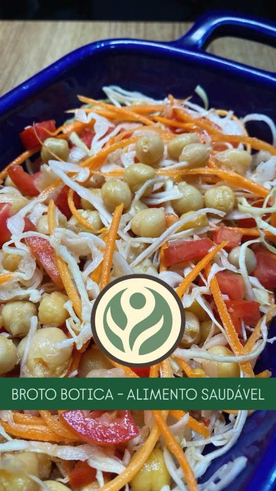 🥗 #diadeReceita Salada de grão-de-bico colorida e deliciosa do Broto Botica 🌿
Uma opção supernutritiva, cheia de fibras, proteínas vegetais e leveza — perfeita pra quem quer comer bem sem complicar 💛
✨ Receita:
•2 xícaras (chá) de grão-de-bico cozido
•1 tomate picado
•½ cebola picada
•1 xícara (chá) de cenoura ralada
•1 xícara (chá) de repolho cortado em tiras
•1 colher (sopa) de azeite extravirgem
•Uma pitada de sal
•Suco de ½ limão
🌸 Misture tudo e finalize com amor (o tempero que não pode faltar 💫)
Fica crocante, refrescante e super equilibrada — dá pra levar na marmita ou deixar pronta na geladeira pra facilitar a semana 💪
#nutricaocomleveza #saladasaudavel #grãodebico #alimentacaosaudavel