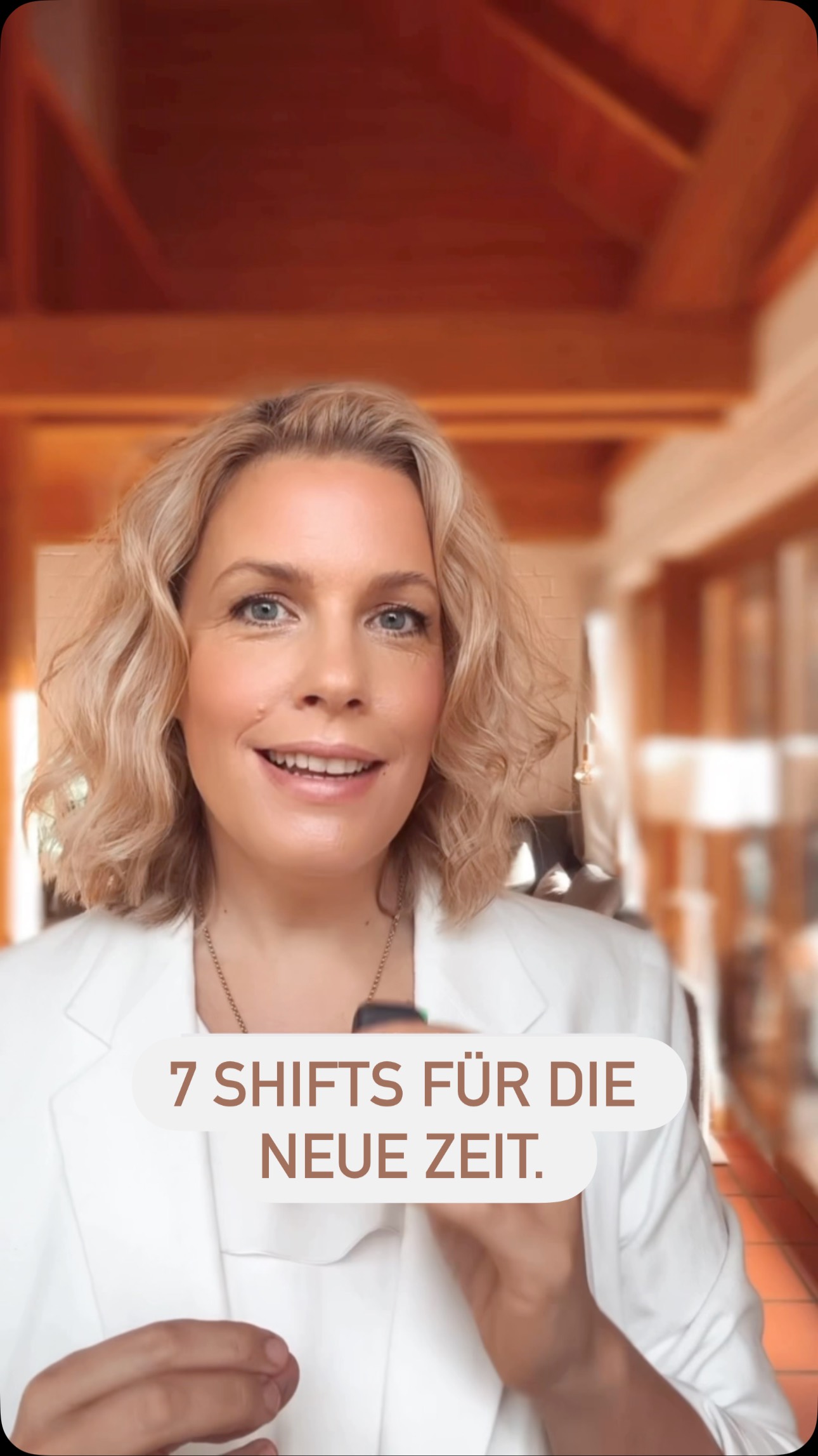 Manchmal kneift das „alte“ und wir wachsen da raus.
7 Dinge von denen wir uns verabschieden können auf dem Weg in die neue Zeit.
1. Von der Perfektion zur Echtheit und Wahrhaftigkeit.
2. Kreieren statt kopieren.
Bring deine eigene Vision in die Welt und keine Kopie von dem der anderen.
3. Gewöhne Dich an die Veränderung und Tanz einfach mit. Neugierde vor Abwehrhaltung.
4. Verbindung vor Zahlung. Tiefe vor Höhe.
Impact zählt.
5. Lauschen statt Lautstärke. Gutes entsteht, wenn wir nachfragen und wirklich in Verbindung gehen. Nicht wenn wir lauter schreien.
6. Atmen ist Strategie. Vom Hustle Mode in ein Leben und Arbeiten mit Pausen, Regeneration und HIGH ENERGY!
7. Du musst es nicht alleine machen. Co creation, Community & Sparringspartner. Verbinde dich mit Gleichgesinnten.
Was möchtest du noch loslassen?
Ich lese mit 🙃
Shine your light & go after amazing
Deine Lotta
#sichtbarkeit #businessmentor #neustart #soulbusiness #personalbranding #businesscoach #hamburg