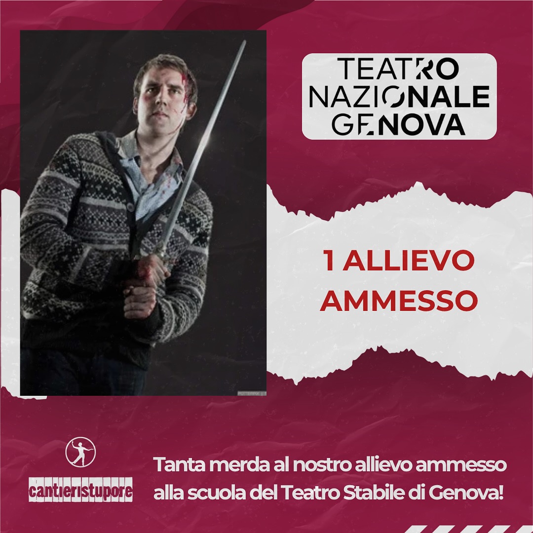Aspettavamo un’ultima bella notizia e alla fine è arrivata! Chiudiamo questa stagione dei provini (infinita) festeggiando un’ammissione alla scuola del Teatro Stabile di Genova!
“Perché costavate poco”. Questa la risposta di Alessandro al nostro “come mai ti sei iscritto qui?”. In questa risposta genuina c’è tutto Alessandro. Abbiamo avuto pochə allievə sincerə, spontanə e onestə come lui. Quando è arrivato da noi l’anno scorso non aveva mai fatto teatro. Però aveva una voglia di mettersi in gioco e di imparare che si sentiva l’odore già all’open day. Non aveva nulla da perdere perché aveva tutto da imparare. E ha deciso di viversi e costruire così il suo percorso. Ogni lezione un riferimento alla precedente, qualunque difficoltà affrontata facendo tesoro di quella appena superata. Alessandro dopo ogni provino ci ha scritto. Ma non ci ha mai detto “è andata bene” o
“è andata male”. Ci ha sempre e solo parlato di quanto si fosse più o meno divertito. Perché Alessandro è la dimostrazione che questo lavoro si può vivere anche col sorriso, nel bene e nel male, e che avere pazienza può essere un gioco. E che si può essere uomini dolci e decisi allo stesso tempo. Vulnerabili e presenti. Ale, ci mancheranno i tuoi “ciao Moma e Manu”. I tuoi “devo farmi meno pippe” e le tue risate imbarazzate dopo una correzione. Ci mancherai tu. Quando vuoi vieni a trovarci. Buon divertimento.