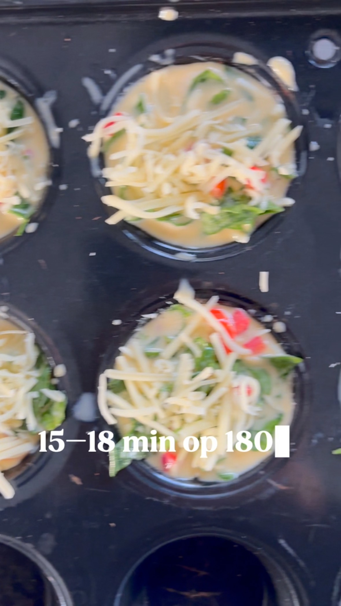 Hartige ei muffins: simpel, eiwitrijk en zó hormoonvriendelijk. 🧁💛
Voor alle vrouwen die iets makkelijks willen dat wél voedt…
en geen suikerdip geeft. Trouwens mijn man vindt ze ook heel lekker ☺️
Met maar 5 ingrediënten (eieren, spinazie, paprika, crème fraîche, beetje kaas peper & zout) maak je in een paar minuten een voedzaam ontbijtje, lunch of tussendoortje voor de hele week.
Waarom ze zo fijn zijn:
✔ Eiwitten voor stabiele energie
✔ Groenten voor extra vezels
✔ Geen suikerpieken
✔ Perfect voor drukke dagen
✔ Mealprep-vriendelijk
Je hoeft echt geen ingewikkelde recepten te maken om hormoonvriendelijk te eten — soms is simpel juist het allerbeste. ✨ Sla deze post op voor later
én laat een YES achter als je meer van dit soort hormoonvriendelijke recepten wilt ❤️
#femmehormoonspecialist #hormoonvriendelijk #hormoonvriendelijkevoeding #mealprep #eiwitrijkerecepten #perimenopauze #perimenopausehealth