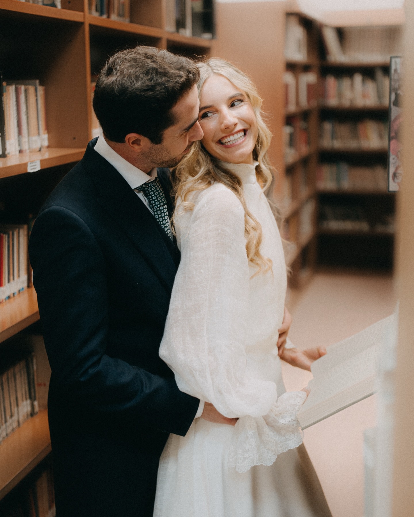 Patri + Edu
Todo empezó entre libros y pasillos de colegio… y ayer dieron un paso más en esta historia que llevan escribiendo desde entonces.
Patri, Edu. Gràcies per fer-nos part d’això. Que especial trobar-nos treballant, de boda en boda; convertir-nos en aquesta ‘família de les bodes’ i acabar veient-vos dir el ‘sí, vull’.
.
@entretonospastel_weddings @galgazarina @maitemach @conecta.so @canmagi @tatianabesada.weddingstylist @andrealalanza_official @cedaelpasomusic @sensacionsbarcelona @northmiles