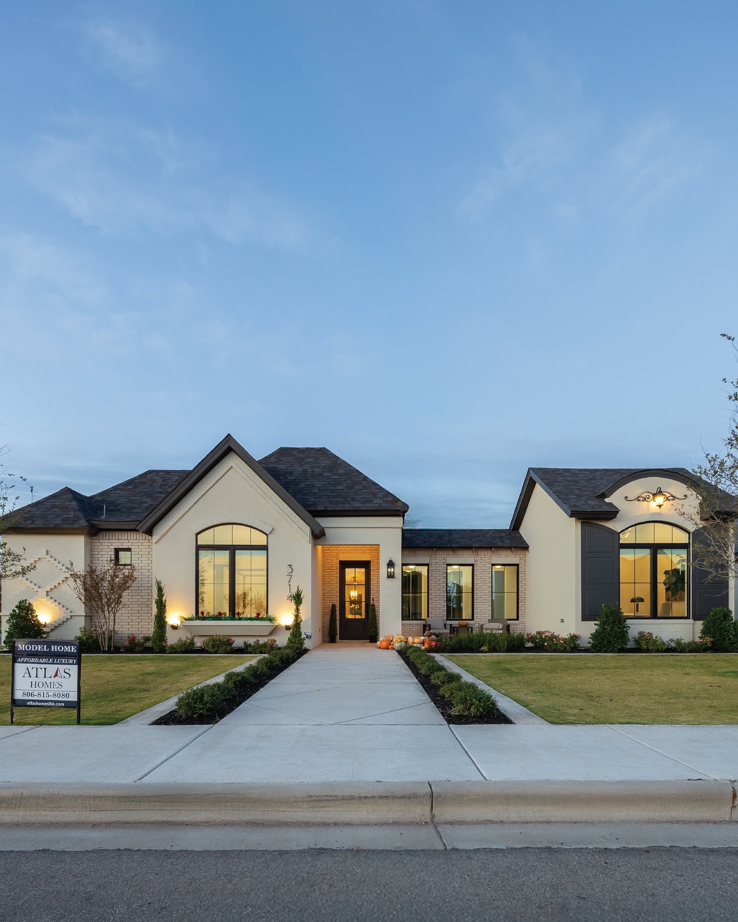 Atlas Homes | Affordable luxury and uncompromising quality
Builder: @atlashomeslbk
#ashleyadamsmedia #realestatephotos #lubbockrealestate #lubbockphotographer
