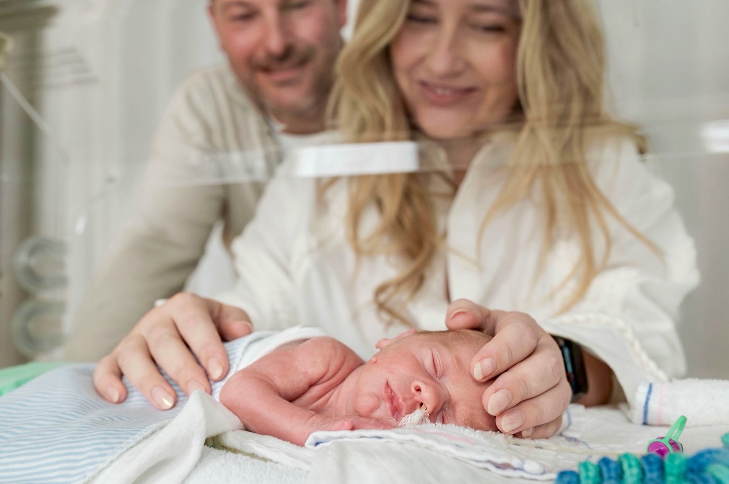 Op 17 november a.s. is het #wereldprematurendag, en namens de @stichtingearlybirds zal ik daarom op dinsdag 18 november a.s. mini reportages gaan verzorgen in het @tergooimc in Hilversum.
Ben of ken jij een gezin wat met een prematuur geboren kindje in het ziekenhuis in Hilversum verblijft? Vraag het verplegend personeel om je aan te melden of stuur mij een berichtje voor info. 💜
• #motherhood #pregnancy #zwangerschap #pregnancyshoot #zwangerschapsshoot #newborn #baby #babyportrait #babyshoot #newbornshoot #newbornphotography #feelingmotherhood #postpartum #givingbirth #thehonestlens #simplymothers #premature #preemie #stichtingearlybirds #tergooi