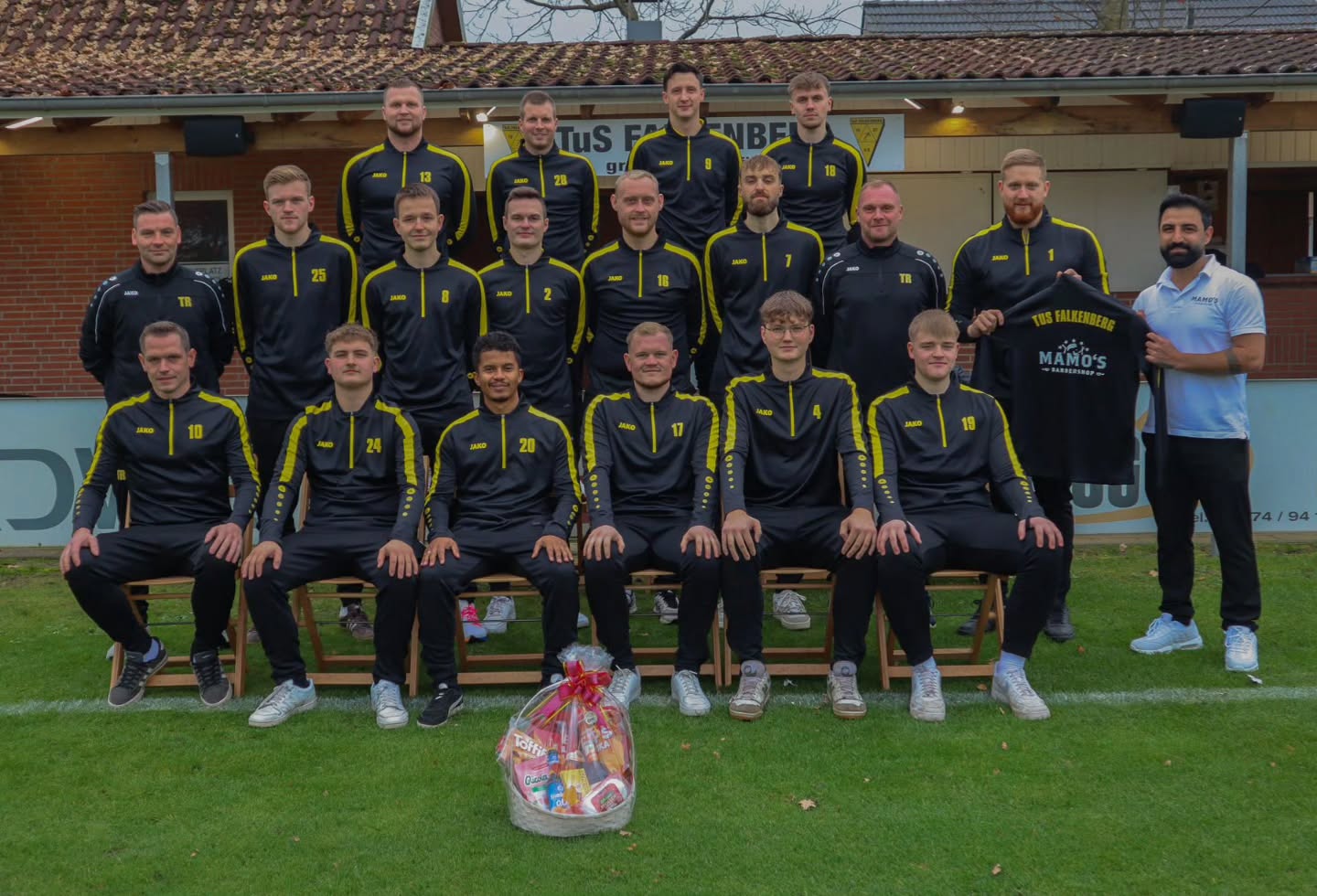 Als Nächstes bedankt sich unsere 1. Herrenmannschaft bei Mamo’s Barbershop für die neuen, langen Aufwärmshirts.
Vielen Dank für die tolle Unterstützung!
https://www.facebook.com/share/1BRxkb7eh3/