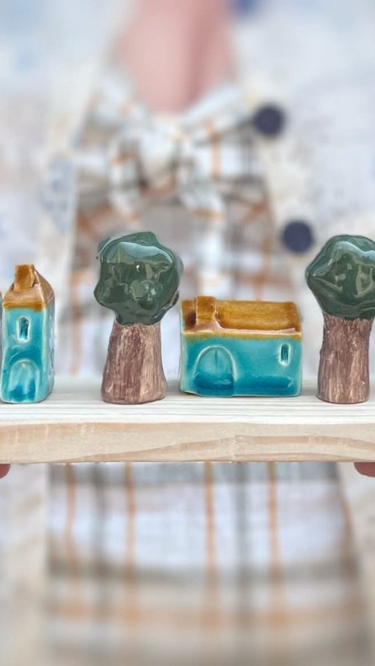 Petites formes, grandes émotions✨
Les sculptures en céramique de notre artiste @dyanekza tiennent dans la main mais ouvrent tout un monde : délicates, sensibles, presque vivantes.
Entre fragilité et force, elles racontent l’histoire de ce qui nous échappe : les émotions infimes, les silences, les choses minuscules qui
pourtant nous touchent profondément.
.
.
Un univers à découvrir en boutique @leclosgallice
20 rue de la Juiverie Epernay
Mar au Sam 10h30-19h Dim 9h30-12h30
.
.
.
#leclosgallice #epernay #ceramique #poesie
#ceramique #artceramique #sculpture #faitmain #creationartisanale #poésievisuelle