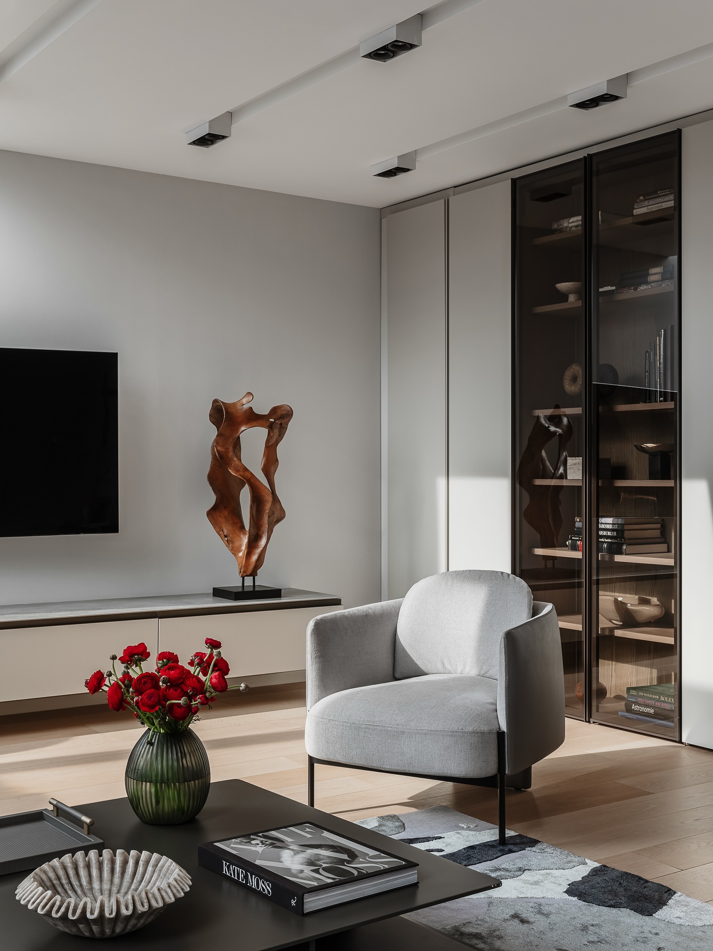 This penthouse is a bold study in modern sophistication, where art, architecture, and design interplay to shape a space rich in contrast and character.
Here, modernism isn’t minimalism - it’s curated intensity: a tension between sharp lines and organic forms, between gallery-like calm and expressive detail.
www.sfdesigninteriors.com
📩office@sfdesign.at
📍Bösendorferstrasse 4, Vienna
#interiordesignvienna #interiordesignwien #wien #interiorinspo #interiordesign #viennainteriordesign #interiorideas #modernliving #interior #interiordesigners #interiordecor #interiorlovers