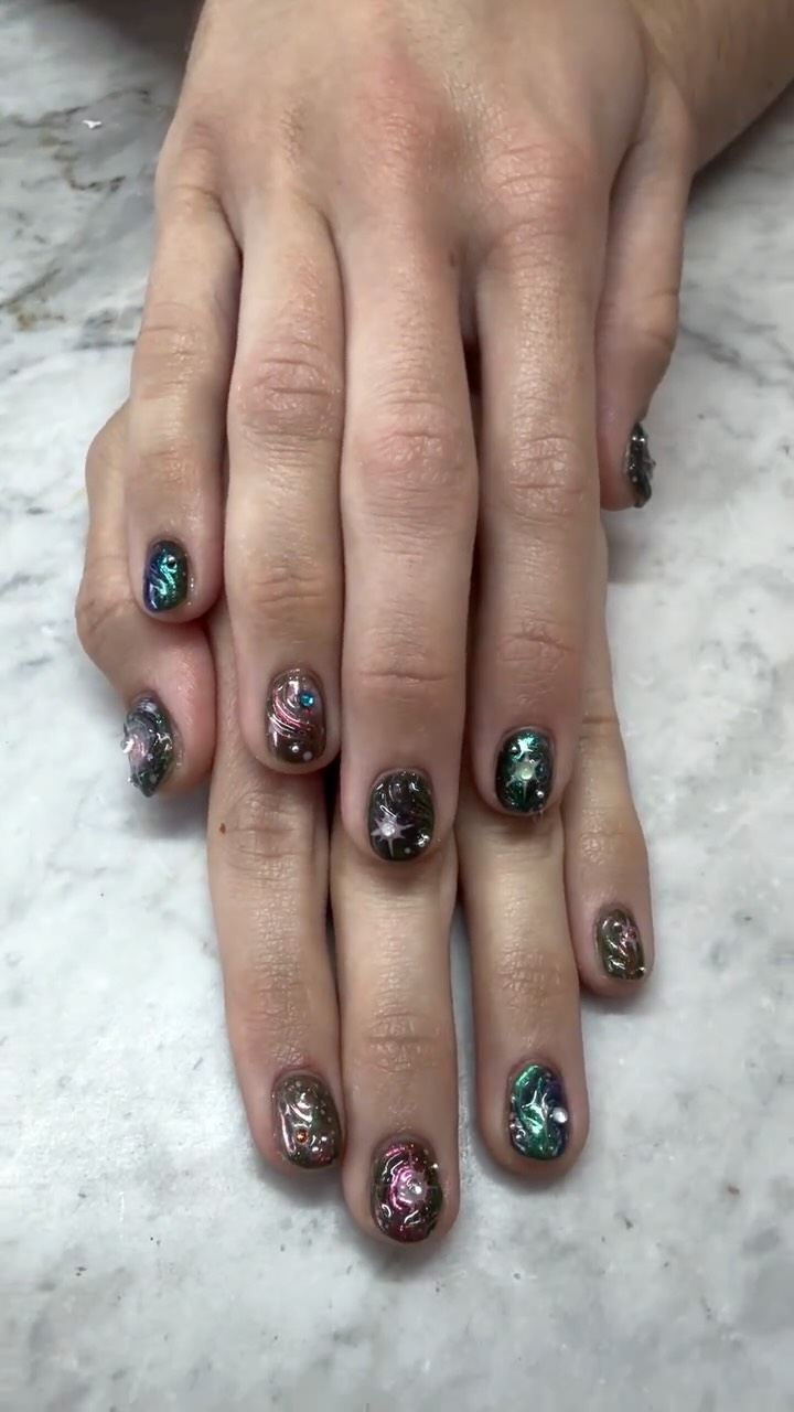 Aurora galaxy nails 🌌✨
An iridescent swirl of emerald, pink, and violet — like stardust caught in motion. Finished with 3D accents and pearls for that celestial glow. 💫
#BondiNails #AuroraNails #GalaxyNails #ChromeNails #3DNails #NailArtSydney #CosmicNails #NailInspo #LuxuryNails #NailDesigns #NailGoals #NailsOfInstagram #IridescentNails #CelestialNails