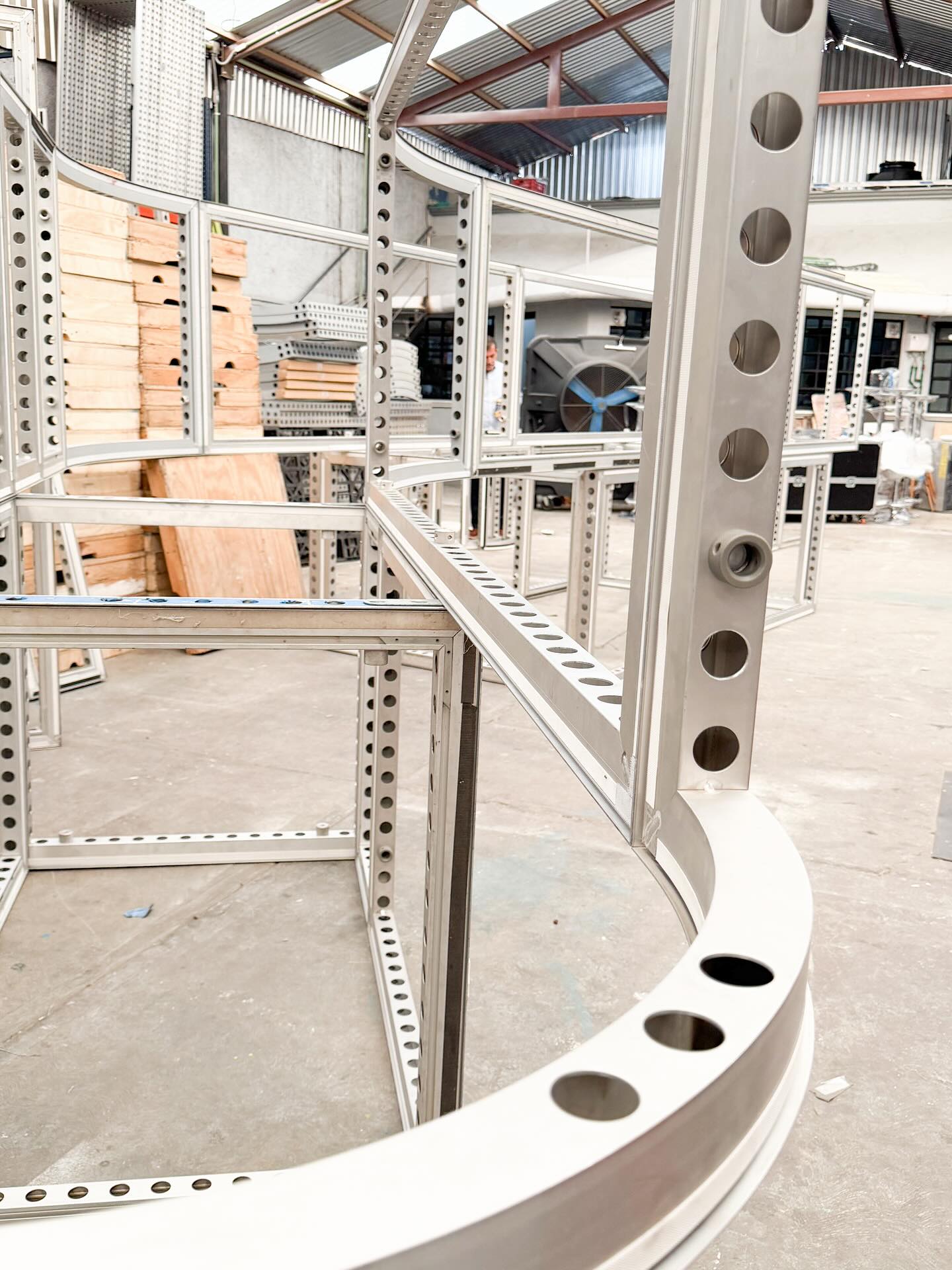 ✨ Wrapping up the last builds of the year ✨
The final projects of 2025 are taking shape structure by structure, frame by frame.
From custom curves to precision details, our team is giving everything to close the year strong.
Here’s to the last pushes, the final assemblies, and the passion that drives every SISTEXPO build.
#WeMakeItHappen
#SISTEXPO #BeMatrix #YearEndProjects #StandDesign #TradeShowBuilders #BehindTheScenes #ExpoSeason