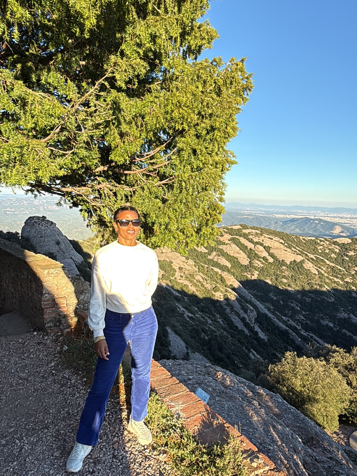 ✨ 11:11 — Portal de Alineación y Despertar de la Conciencia ✨
Hoy quiero compartir unas imágenes de un día mágico en Montserrat, mi montaña favorita 🌄 —un lugar donde la energía y la vibración se puede observar en esas colosales formas, como si la tierra te susurrara al caminar.
Y no hay mejor momento para recordarlo que bajo la energía del portal 11:11, una frecuencia poderosa que nos invita a alinearnos con nuestro propósito, manifestar desde la conciencia y confiar en la sabiduría del universo.
🌟 El número 11 es un número maestro
En numerología, el 11 representa la iluminación y la unión entre el plano humano y el divino.
Es el número del visionario, del alma que viene a expandir la luz a través de la intuición, la inspiración y el servicio.
Cuando aparece repetidamente —como en el 11:11— es una señal de despertar espiritual y de sincronía con el propósito del alma. Un recordatorio de que estás exactamente donde debes estar.
🌙 El significado espiritual del 11:11
— Portal de manifestación: el “velo” entre pensamiento y realidad se vuelve más delgado; lo que vibra en coherencia puede materializarse.
— Alineación y sincronicidad: el universo confirma que tus pasos están guiados.
— Cierre de ciclos y renovación: deja ir lo viejo y abre espacio para lo nuevo.
— Despertar de la conciencia: estás recordando quién eres en esencia.
— Conexión con la intuición: escucha tu voz interior, tu brújula más sabia.
🌕 Cómo aprovechar esta energía:
💫 Escribe tus deseos en tiempo presente, con gratitud.
🪶 Medita y agradece. La gratitud eleva tu frecuencia y atrae abundancia.
🔥 Libera lo que ya no sirve. Transforma lo denso en luz.
🌸 Pide desde el amor, no desde la carencia. El universo responde a la vibración del corazón.
Que este 11:11 te encuentre presente, conectada y en paz, caminando con fe por los senderos de tu destino.
Porque cuando estás en sintonía, tu hablas y el universo responde.🥹
De corazón, Nina 💛