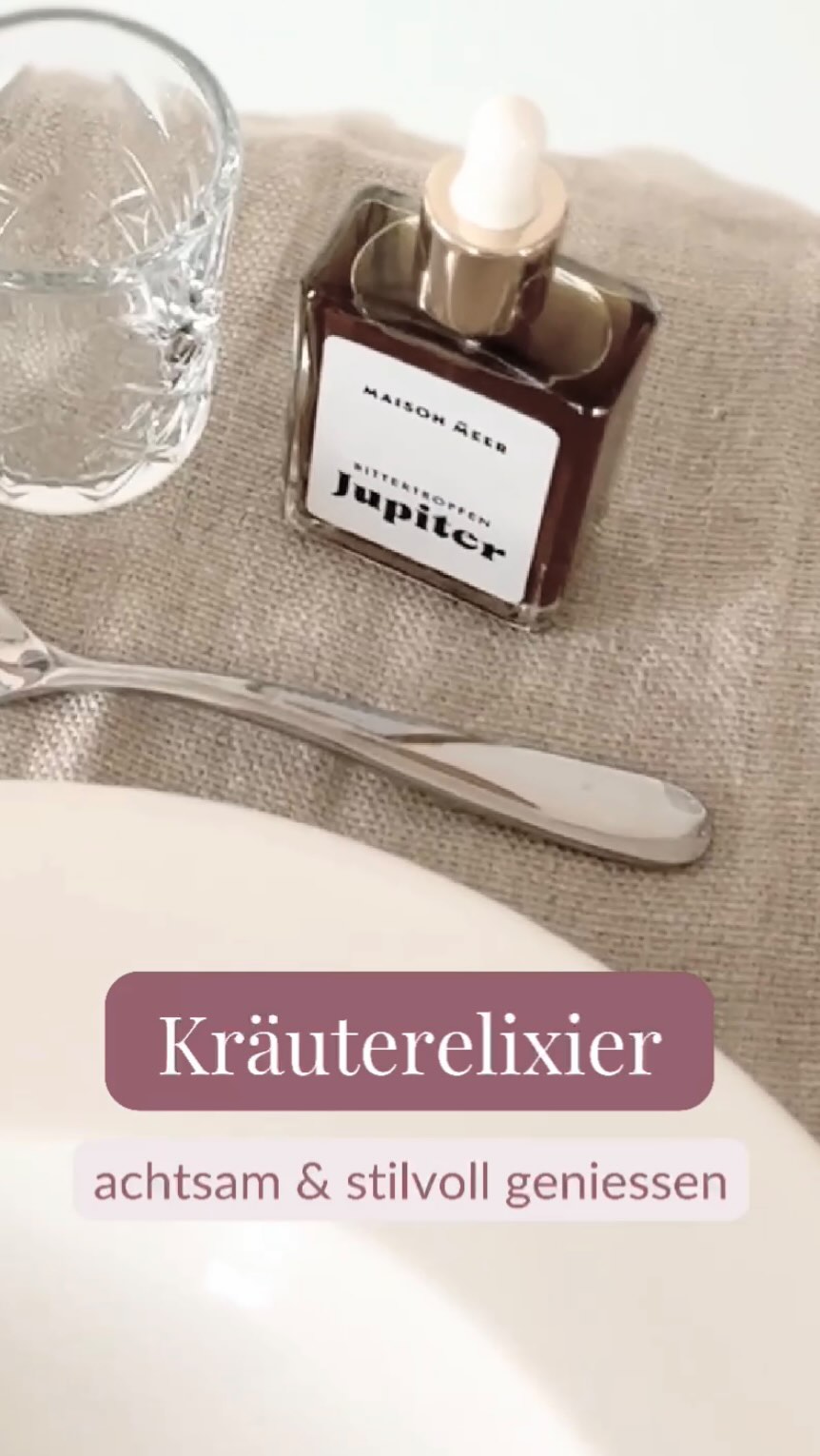 Achtsame Naturheilkunde beginnt im Kleinen.
Zum Beispiel in der Art, wie du dein Kräuterelixier einnimmst.
Im heutigen Video zeige ich dir mein kleines, achtsames Kräuterelixier-Ritual – für zuhause wie auch auswärts. Im Café, Bistro, Restaurant oder in einer Bar: einfach freundlich nach einem Digestif- oder Shot-Glas oder einer Espressotasse mit etwas stillem Wasser fragen und schon hast du auch dort alles, was du brauchst.
Damit die Pflanzenkraft ihre Wirkung voll entfalten kann, braucht es nicht nur eine liebevolle Zubereitung, sondern auch einen bewussten Moment der Einnahme.
Kräutertinkturen und -elixiere sollen – wie jeder edle Tropfen – achtsam genossen werden:
1. Riechen 👃
2. Schmecken 👅
3. Schlucken 💧
4. Abgang warnehmen ✨
Im Video verwende ich die Jupiter Bittertropfen* von Maison Meer – höchste Qualität, ästhetisch präsentiert.
Ein Fläschchen davon steht aktuell auch in meiner Praxis. Du kannst die edlen Tropfen gern ausprobieren, wenn du das nächste Mal bei mir bist. 📦 Bestellen kannst du sie direkt bei der @drogeriemeer. Den Link findest du in den Kommentaren.
Und eine Frage, die mir oft gestellt wird:
👉 Bitterstoffe – vor oder nach dem Essen?
Das erkläre ich dir im nächsten Post.
*Dies ist eine Herzensempfehlung, ich erhalte keinerlei Provision.
#achtsamkeit #naturheilkunde #zurichwomen #achtsamkeit #maisonmeer
#achtsamgeniessen #bittertropfen #fevita #rituals #selfcaretime #pflanzenkraft
#kräuterwissen