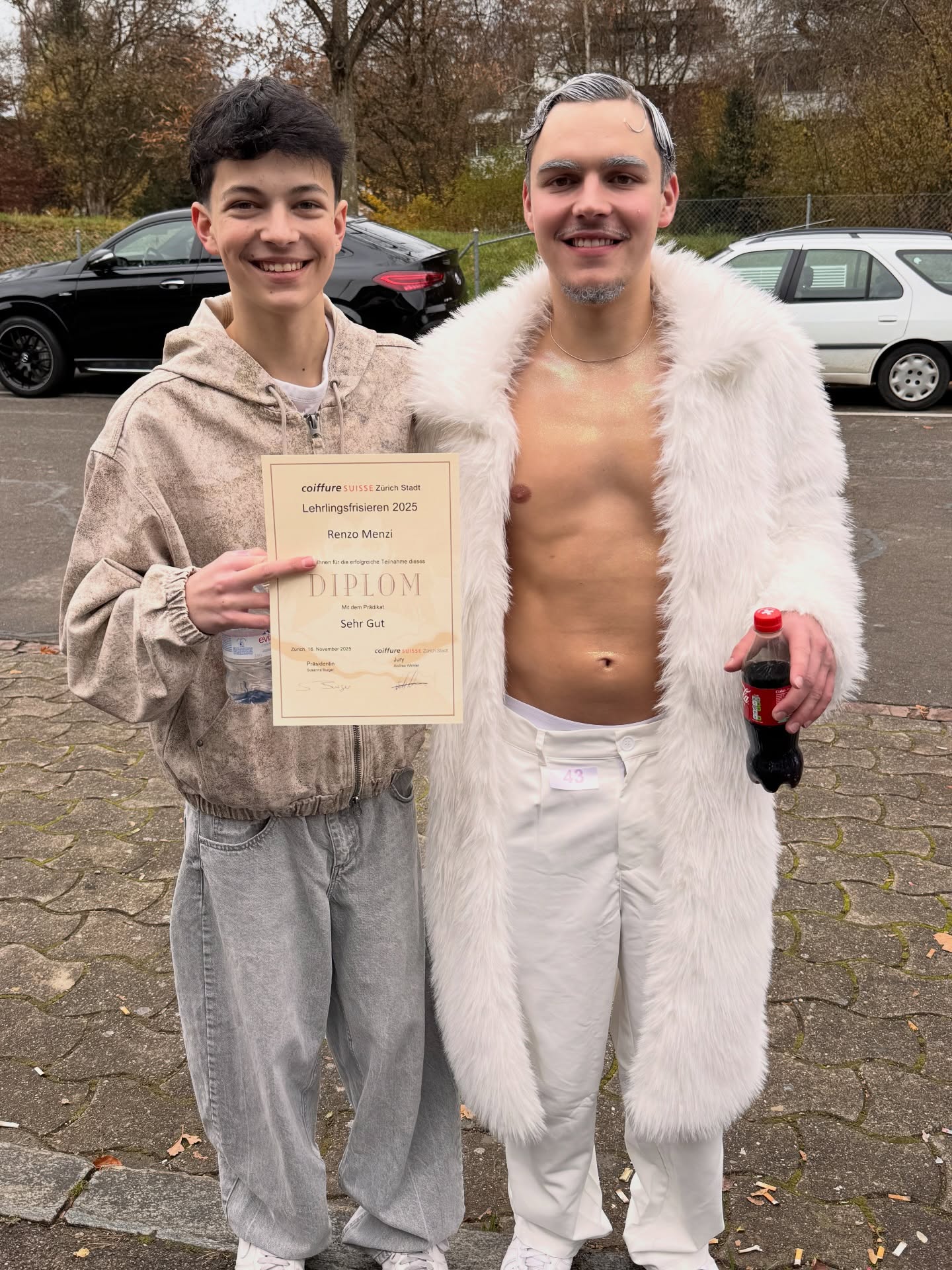 ❄️👑 Lehrlingsfrisieren 2025 – Wintervibes! 👑❄️
Mega stolz auf unseren Renzo! 🙌
Er hat beim Lehrlingsfrisieren richtig überzeugt und sein Model mit Cut, Styling & Make-up in einen eindrucksvollen Winterkönig verwandelt. Frosty Look, starke Details – einfach wow! ✨
Renzo, wir feiern deine Leistung!
Congrats zu deinem Erfolg! ❄️🔥
@coiffuresuissezurich @coiffure_suisse
#lehrlingsfrisieren2026 #coiffuresuısse #competition #hairstylist