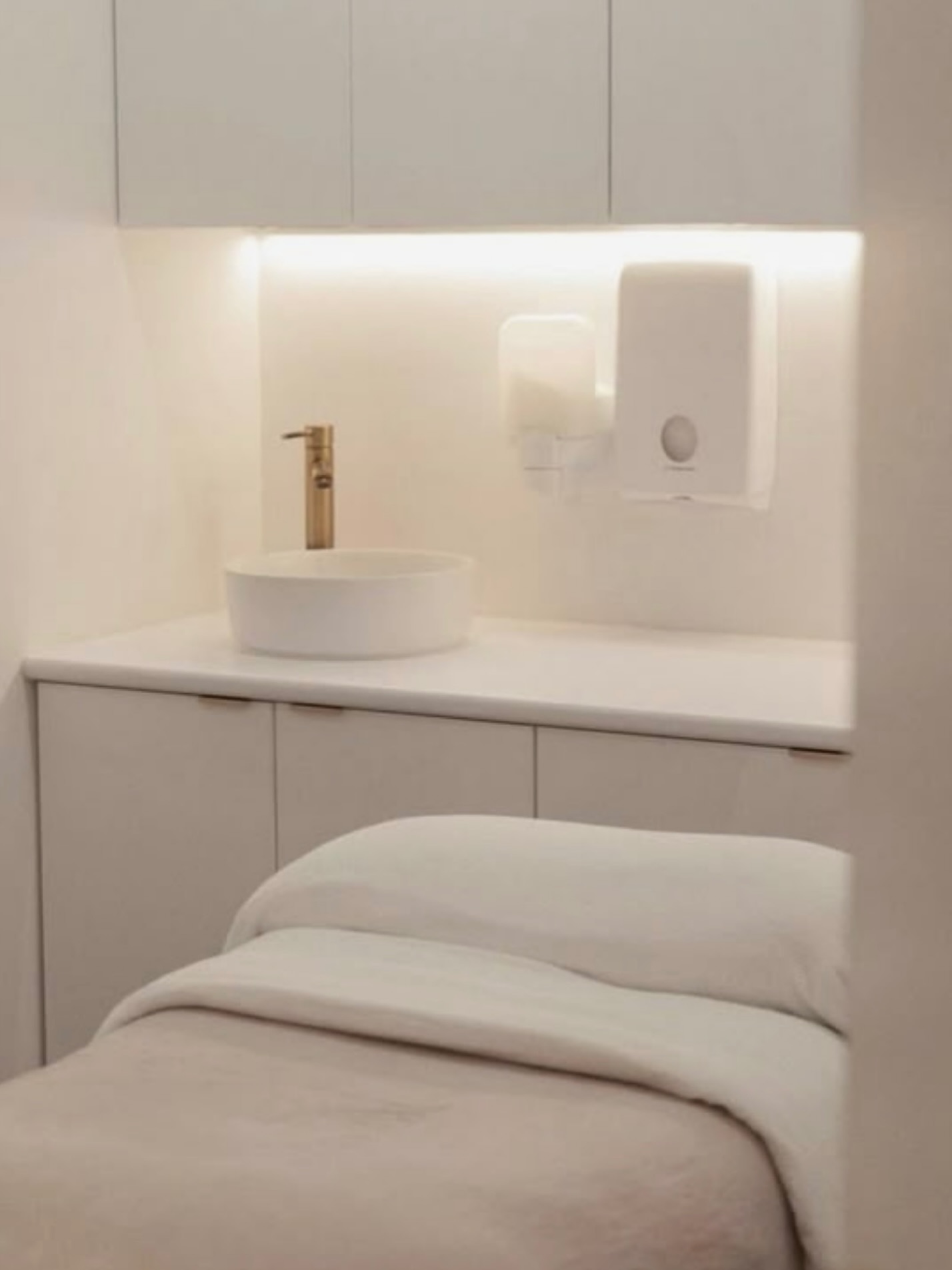 🌿✨ Professional Tip: Make Your Space Work for You ✨🌿
Your treatment space is more than just a room it’s a powerful tool to attract and retain clients. Creating a professional, welcoming environment can make a huge difference:
💡 Tips for creating an inviting salon space:
• Declutter and organize – a clean, professional space builds trust
• Mood and lighting – soft, ambient lighting helps clients relax immediately
• Comfortable touches – cozy blankets, ergonomic treatment beds, and calming scents enhance the experience
• Ambiance – gentle music, serene colors, and thoughtful details make clients feel valued
A thoughtfully designed space improves client satisfaction, encourages repeat visits, and enhances the perception of your treatments. Remember — clients come for results, but they return for the experience. 🌸
💻 Sign up for your professional account today: salonconnect.com.au
✅ No minimum opening orders
✅ No minimum ongoing orders
✅ Fast Australia-wide shipping
✅ Exclusive deals and more professional products coming soon
#SalonConnectAU #ProfessionalSkincare #BeautyTherapists #Estheticians #CosmeticNurses #SkincareProfessionals #ClientExperience #SalonDesign #TreatmentRoomTips #ProfessionalBeautyProducts #SkincareWholesale #ClientRetention #SkinTherapistTools #AustralianSkincareProfessionals #HealthySkinJourney #BusinessTipsForSalons #ClientSatisfaction #SpaVibes