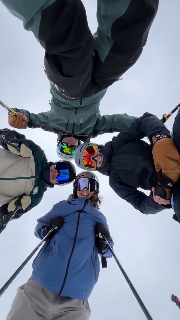 Enjoy life in full trains 🚂🚋🚋🚋🚋
#weekendtrip #skiing #soelden #outdoorfun