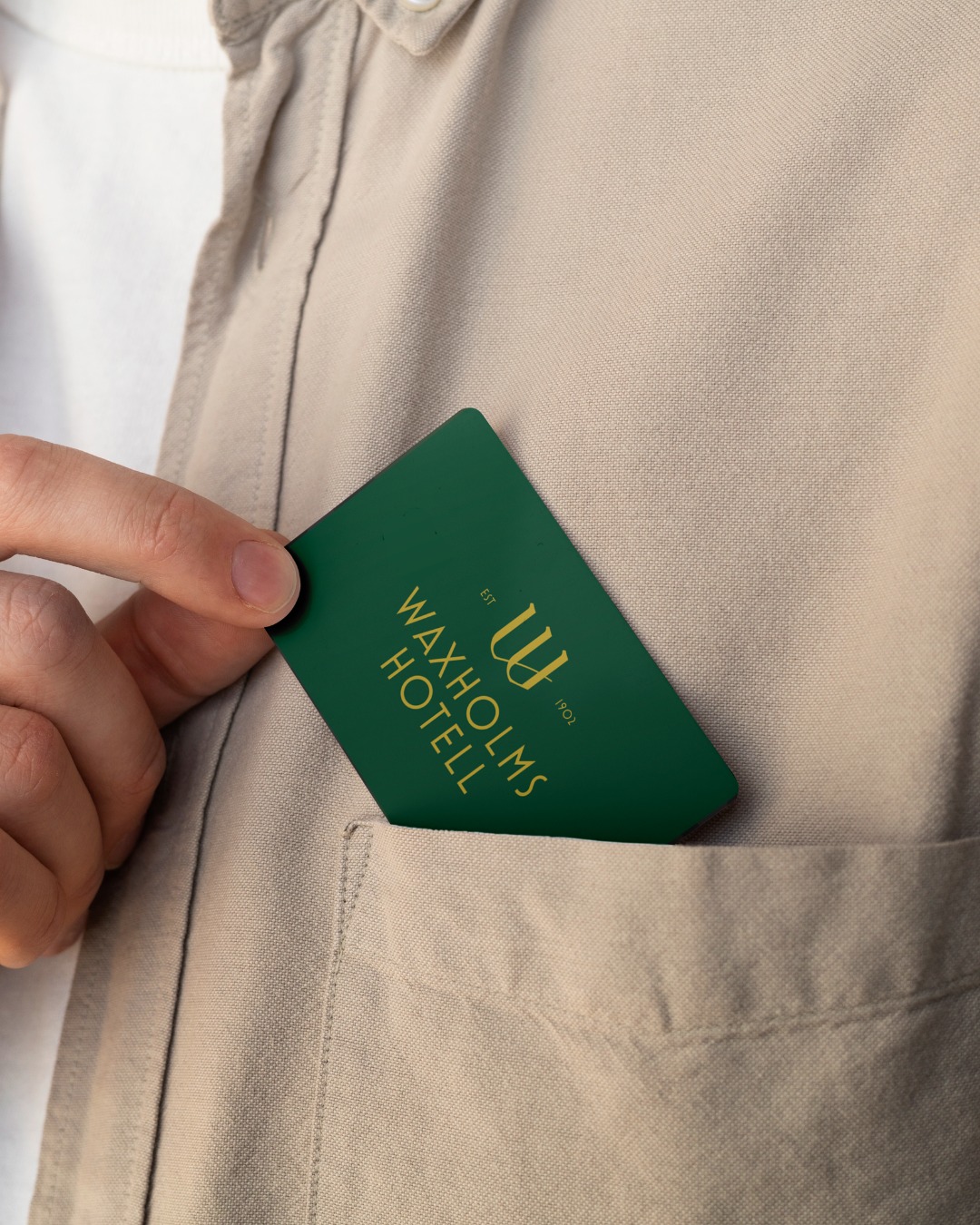 Har du börjat jaga julklappar än?
Ge bort något som faktiskt blir använt; ett presentkort från Waxholms Hotell.
Gäller i restaurangen, baren eller för en natt hos oss. Ladda med valfri summa och låt mottagaren välja upplevelsen själv. ✨
Köp presentkort på waxholmshotell.se eller hos oss i receptionen.