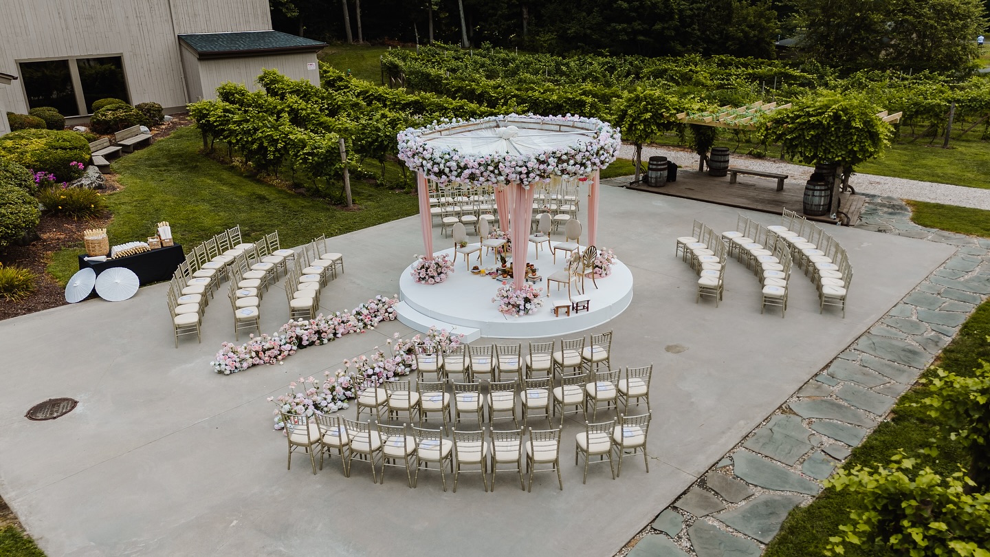 Circle of love wrapped in blooms! A mandap to celebrate new beginnings 🌷🤭
📸Photographer: @houseoftalentstudio
📌Location: @heritagesouthbury
#exclusiveeventsny #exclusiveevents #mandap #tristatewedding #decoration #weddingdecor #weddingdesign #floral #floraldesign #floraldecor #romanticdecor #perfectday #dreamwedding #luxuryweddings #decorationideas