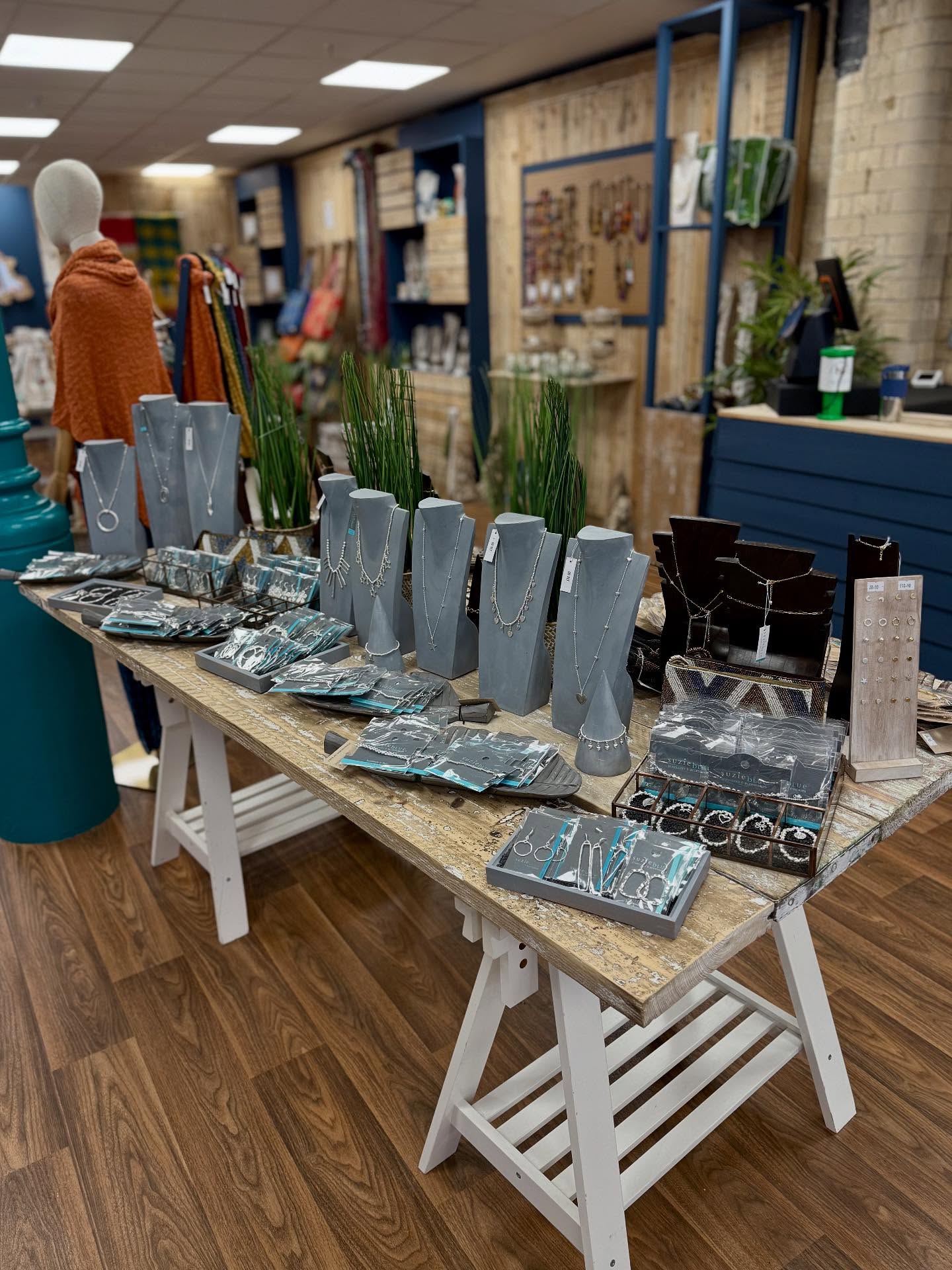 Product focus: our best-selling silver and gold plate jewellery collection✨
The pop-up shop has only been open a few days, and we are already seeing plenty of interest in this central table display, featuring our stunning gold and silver range from @suzieblue_jewellery 🤩
Hand made in Bali, this collection features simple, easy to wear designs all plated with 18ct gold or sterling silver.
Each piece is packaged in a smart cotton gift bag, so you don’t even need to worry about the wrapping!
Perfect for Christmas presents or just to treat yourself on a chilly Tuesday! 🎁🛍️
——————
#silverandgoldjewellery #silverplate #goldplate #silverplatejewellery #goldplatedjewellery #handmadejewellery #handmadegifts #giftideas #stockingfillers #stockingstuffers #newark #newarkontrent #shopnewark #shopnotts