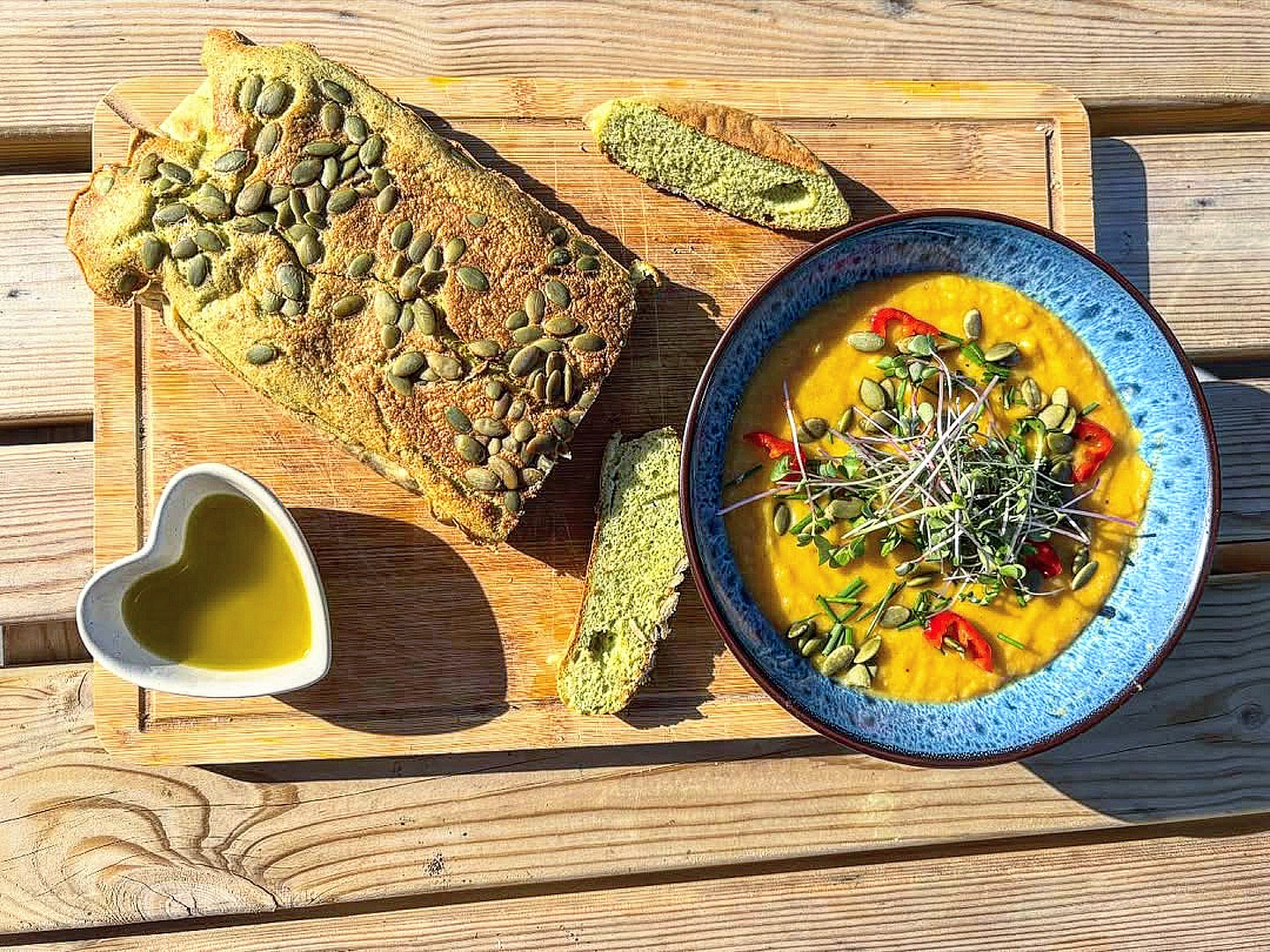 How beautiful is @thrive_w.ith_rachel ‘s broccoli bread? 🥦🍞 -> swipe to see the ingredients - recipe below 👇
Fresh, simple ingredients and a gorgeous result — paired perfectly with a bowl of homemade soup and finished with our microgreens 🌱
We absolutely love seeing what you create with our produce. Thank you so much for sharing this, Rachel — it looks incredible and so wholesome.
Recipe (from Rachel):
• 250g broccoli
• 3 eggs
• 1 tsp baking powder
• 100g flour of your choice (works with gluten-free flours too)
• A good pinch of salt & freshly ground pepper
• Pumpkin seeds to decorate
Blitz everything except the pumpkin seeds in a food processor until smooth. Pour into a lined loaf tin, sprinkle with pumpkin seeds, and bake for 30 minutes at 185°C. Enjoy 💚
#broccolibread #homecookingideas #freshproduceuk #microgreensuk #eatseasonal