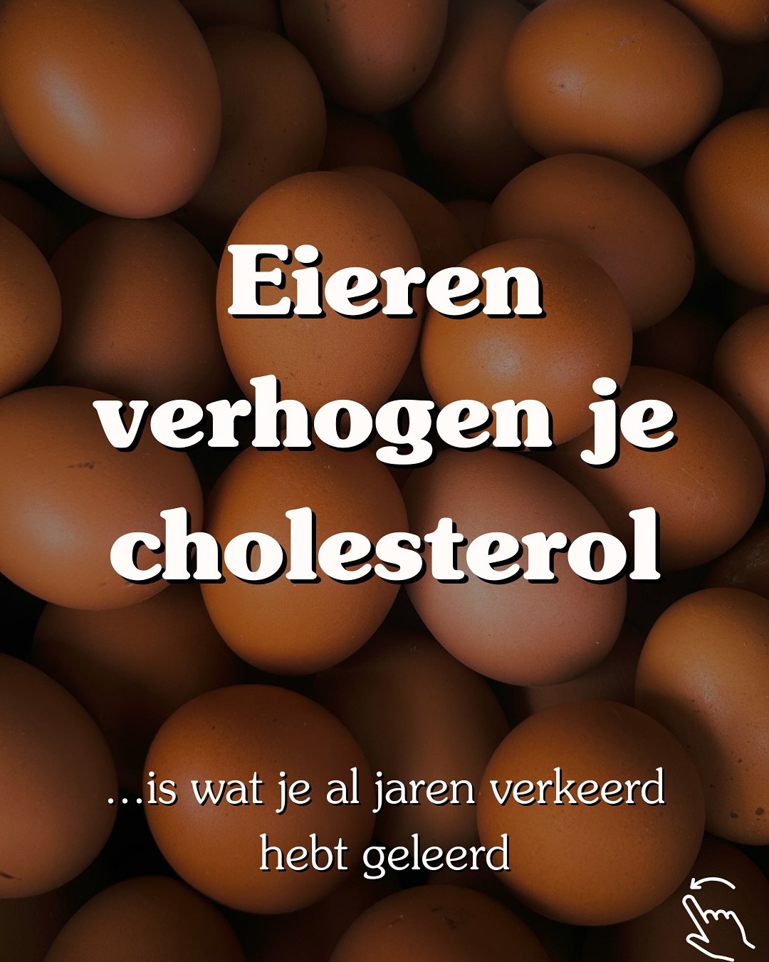 Eieren zijn niet het probleem, integendeel. 🍳
Je cholesterol wordt amper beïnvloed door wat je eet
De echte boosdoeners? Overgewicht, slechte slaap, chronische stress en te weinig beweging.
De wetenschap is al jaren duidelijk: cholesterol uit voeding heeft nauwelijks impact op je bloedwaarden. 🩸 Je lichaam compenseert.
Maar je levensstijl? Die compenseert helaas níet…
Dus ja: eet gerust een eitje meer. En wil je je cholesterol écht verbeteren?
☑️ Verlies wat lichaamsvet
☑️ Beweeg dagelijks
☑️ Slaap 7–9 uur
☑️ Verminder stress
☑️ Beperk alcohol
Stop met eieren te demoniseren en pak de échte oorzaken aan. Succes! 🤞