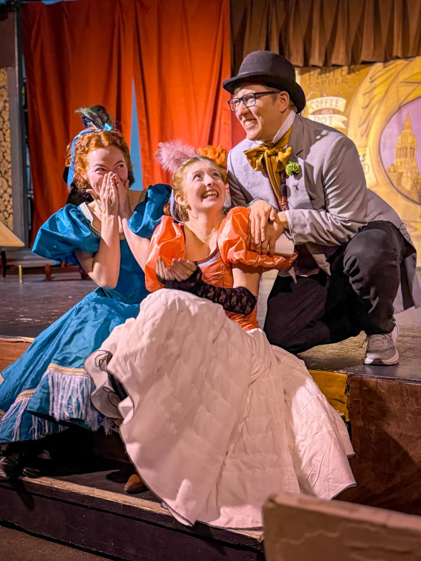 Wondering why our girls are giggling here?
Come to @dickensfair this weekend and find out yourself! 🤭
📸 @frogsongphotography