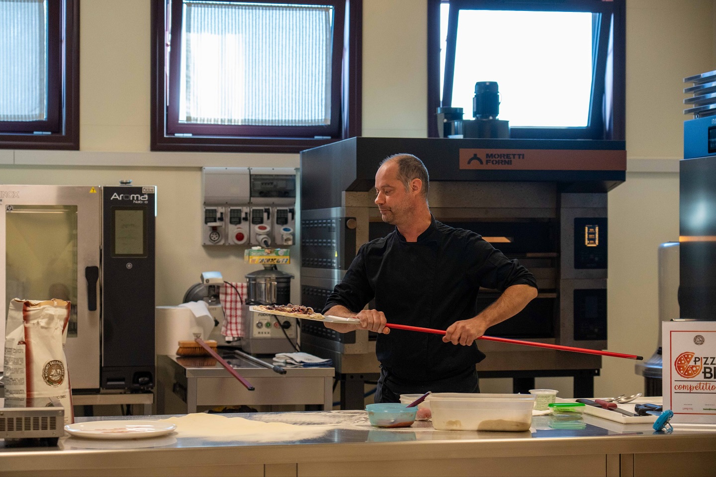 🍕🍕🍕Ecco una serie di scatti fotografici della sesta tappa delle gare regionali della quarta edizione del “Pizza Bit Competition” presso @lm.alimentare
🔥🍕 Complimenti ai nuovi semifinalisti
🍕Gennaro Capparelli -> @52gradi
🍕Nicola Guizzardi -> @nicolaguizzardi
🍕Shady Nassif -> @pizzeriacibo
🔥🍕 e a tutti i pizzaioli che hanno partecipato:
Federico Bordignon
Orazio Puleo -> @puleo.orazio
Luca Crivellenti -> @luca.s_pizza
Roberto Muscas -> @roberto_pizza_baker
Mattia Candini -> @matty_27
Simone Farro -> @farros_friggitoria
Grazie a tutti i concorrenti, alla giuria e ai nostri partner per questa giornata stupenda: @gambero_rosso @morettiforni @thefork_it
MOLINO DALLAGIOVANNA
PIZZA BIT COMPETITION
LM ALIMENTARE
#dallagiovanna #molino #molinodallagiovanna #pizzabitcompetition #pizzalover #pizzabit #pizzabitlovers #gamberorosso #morettiforni #thefork #lmalimentare