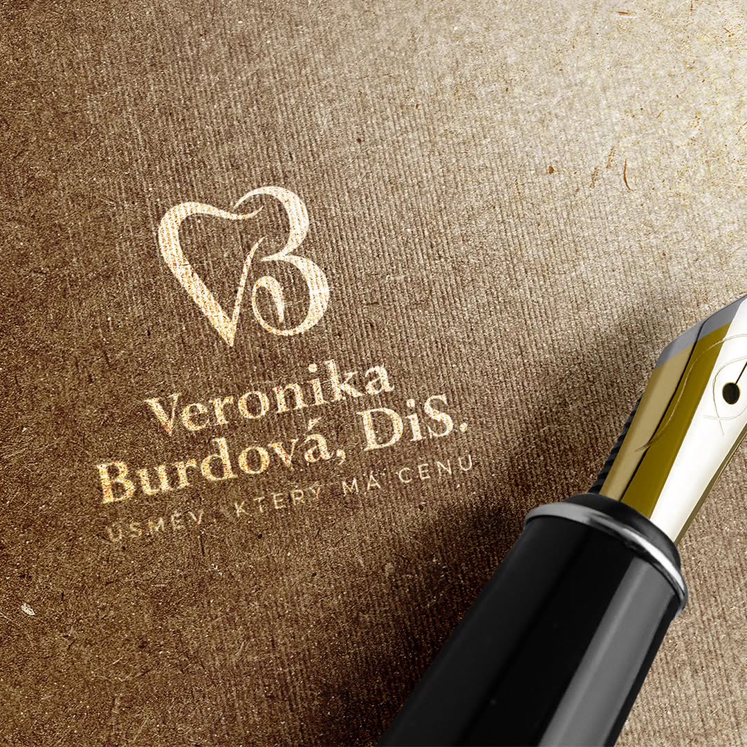 Logo pro dentální hygienistku Veroniku Burdovou ✅
🎯 Cíl projektu:
Vytvořit silný a zapamatovatelný grafický prvek, který propojí symbol zubu s iniciálami klientky v jemně ručně psané formě.
🧩 Výsledek:
Vzniklo esteticky vyvážené, univerzální a snadno rozpoznatelné logo, které profesionálně reprezentuje poskytované služby.
Na světlém podkladu vyniká zejména elegantní zlatá barva v kombinaci s černou, podtrhující prémiový charakter značky.
Tvorba loga a grafiky → 📨
#logo #logodesign #grafika #branding #design #antoninparal #logodesigner #visualidentity