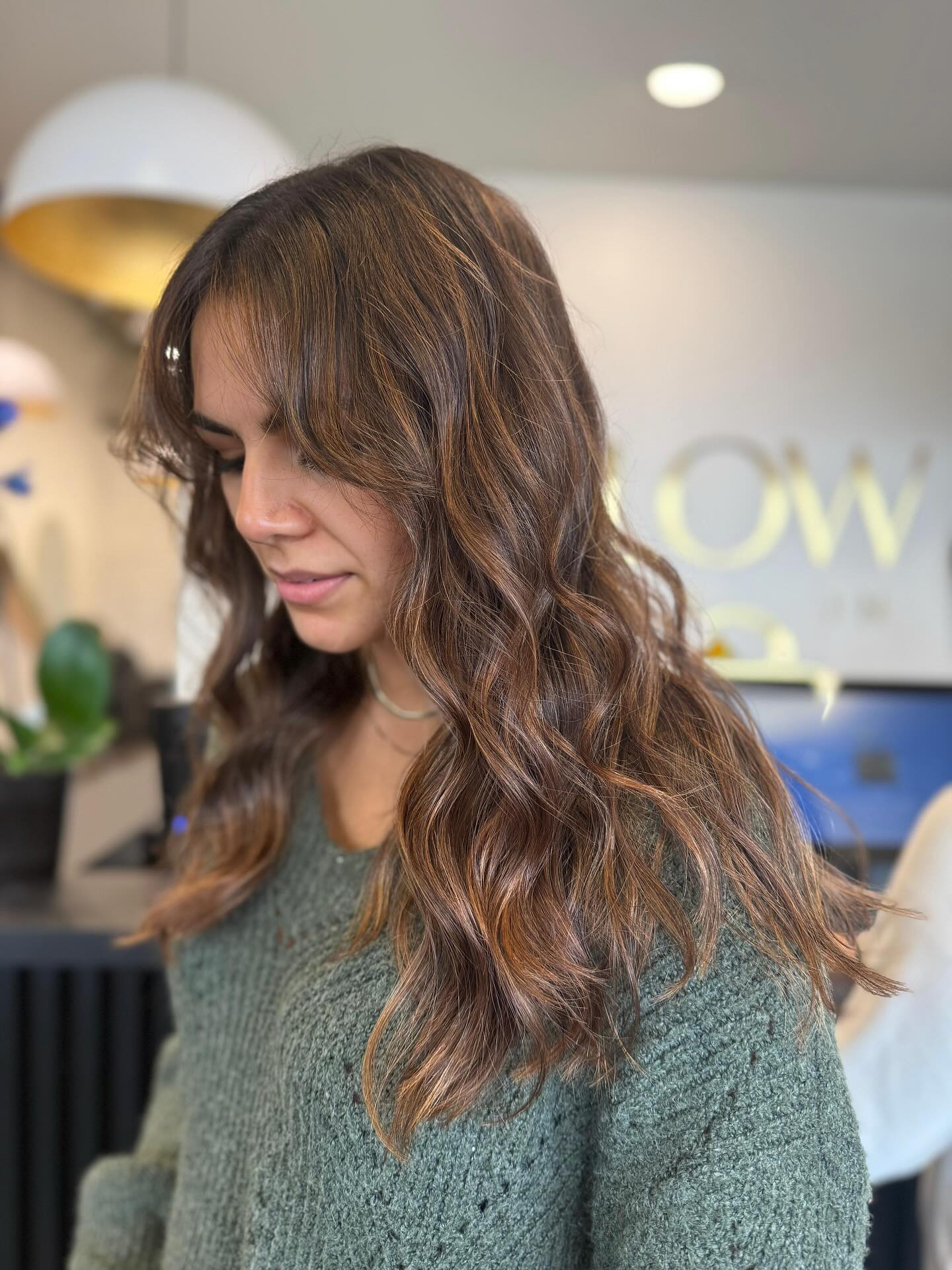 Warm brunette tones with a soft glow ✨ This Oligo color brought her hair to life with rich dimension and effortless shine — perfect for cozy season vibes 🤎🍂
Cut+color: @cosmobykareen
#OligoProfessionnel #MapleGroveSalon #BrunetteBalayage #MinnesotaStylist #LivedInColor