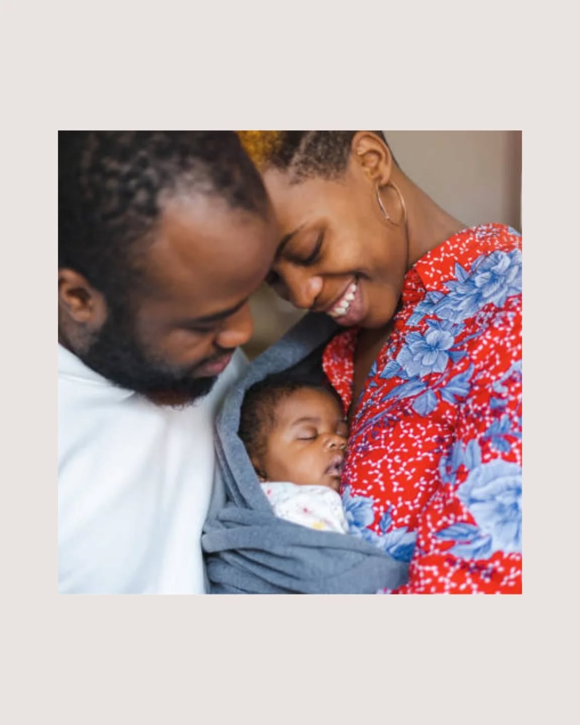 Wat een zalig rustige baby 😍
Maar ze zijn niet altijd zo, toch? 😬
Helaas, is deze foto soms heel ver van de realiteit 🙈
Baby'tjes kunnen het om allerlei redenen moeilijk hebben.
Ze hebben honger 🦁
Ze hebben krampen 💩
Ze hebben oprispingen 🤢
Ze zijn moe 🥱
Ze zijn overprikkeld 🤯
Dit zullen wel de meest voorkomende klachten zijn, denk ik 🤔
En behalve de eerste, kan je elk probleem oplossen met ze te pakken en te dragen 💡
Een baby met krampen of oprispingen zal zich door de vertikale houding al veel beter voelen, want door die houding kan de maaginhoud moeilijker naar boven & de darminhoud beter naar beneden 🥳
Als ze moe zijn, gaat de geborgenheid, het contact met zijn mama of papa, de warmte, etc in de drager dan weer voor totale ontspanning zorgen waardoor ze als een blok in slaap vallen 😴
En als ze overprikkeld zijn, zorgen die zelfde argumenten voor meer rust. Daarenboven kan een buik op buik gedragen baby'tje zich echt verstoppen in de drager of in je oksel om zich af te schermen van de prikkels en net ontprikkelen 😇
🪰🪰🪰🪰 vliegen in 1 klap dus 🤪
Wil je dus je baby'tje gaan dragen maar je weet niet waarin of hoe? Volg dan onze online cursus "Starten met dragen" en je kan onmiddellijk beginnen 🙏🏼
#draagdoek
#draagzak
#krampen
#reflux
#vechtentegendeslaap
#ontprikkelen
#vragenoverdragen
#onlinecursusstartenmetdragen
#draagconsult
@anneleen_de_kaey