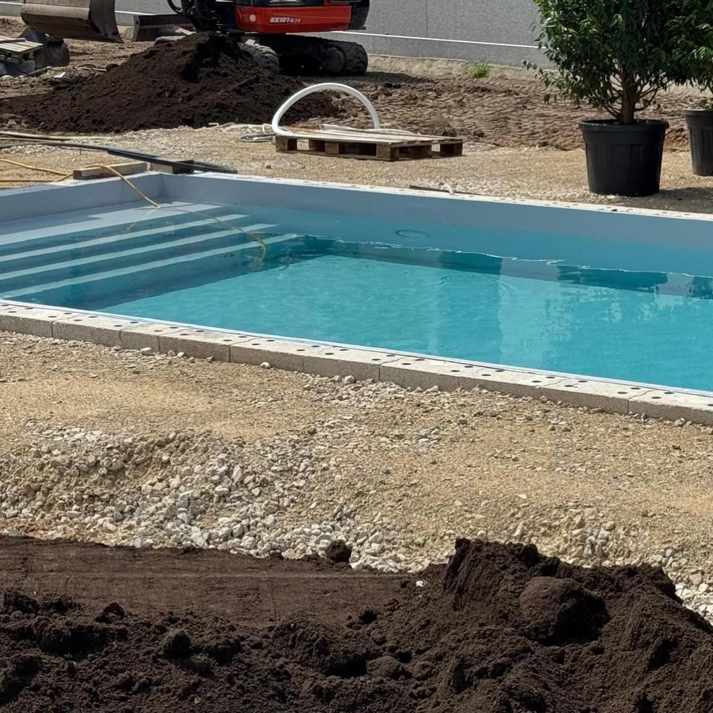 Heute zeigen wir euch ein paar Bilder von unserem Juniorchef Philip.
Ihr seht, wie professionell und leidenschaftlich er die Poolfolie einarbeitet und so ein sehr wichtiger Schritt in der Gestaltung eines Pools im Garten erledigt wird.
Wir alle lieben das „Outdoor Living“ 🥰 und es ist so schön Philips Begeisterung für schöne Gärten zum Wohlfühlen zu erleben.
Jeder Garten, perfekt auf die Wünsche unserer Kunden abgestimmt und so wunderschön! 😍
#traumgarten #traumvomgarten #poolbauer #swimmingpool #outdoorliving #pool #poolinspo #neumarktinderoberpfalz #altdorf #nürnberg #nürnbergerland #oberpfalz #gartenbau