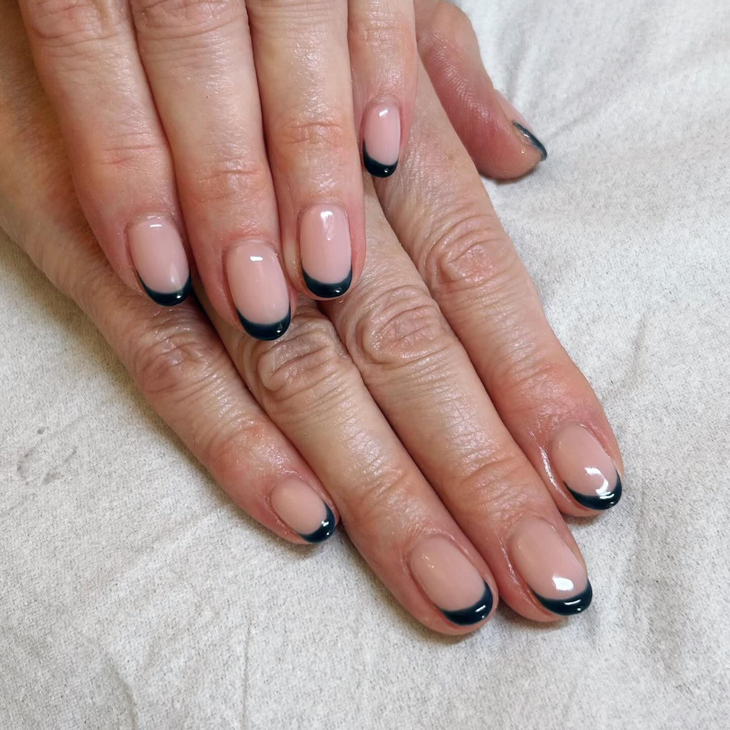 Midnight French vibes ✨💙
Loving this deep blue Nightingale tip, simple, and a little mysterious.