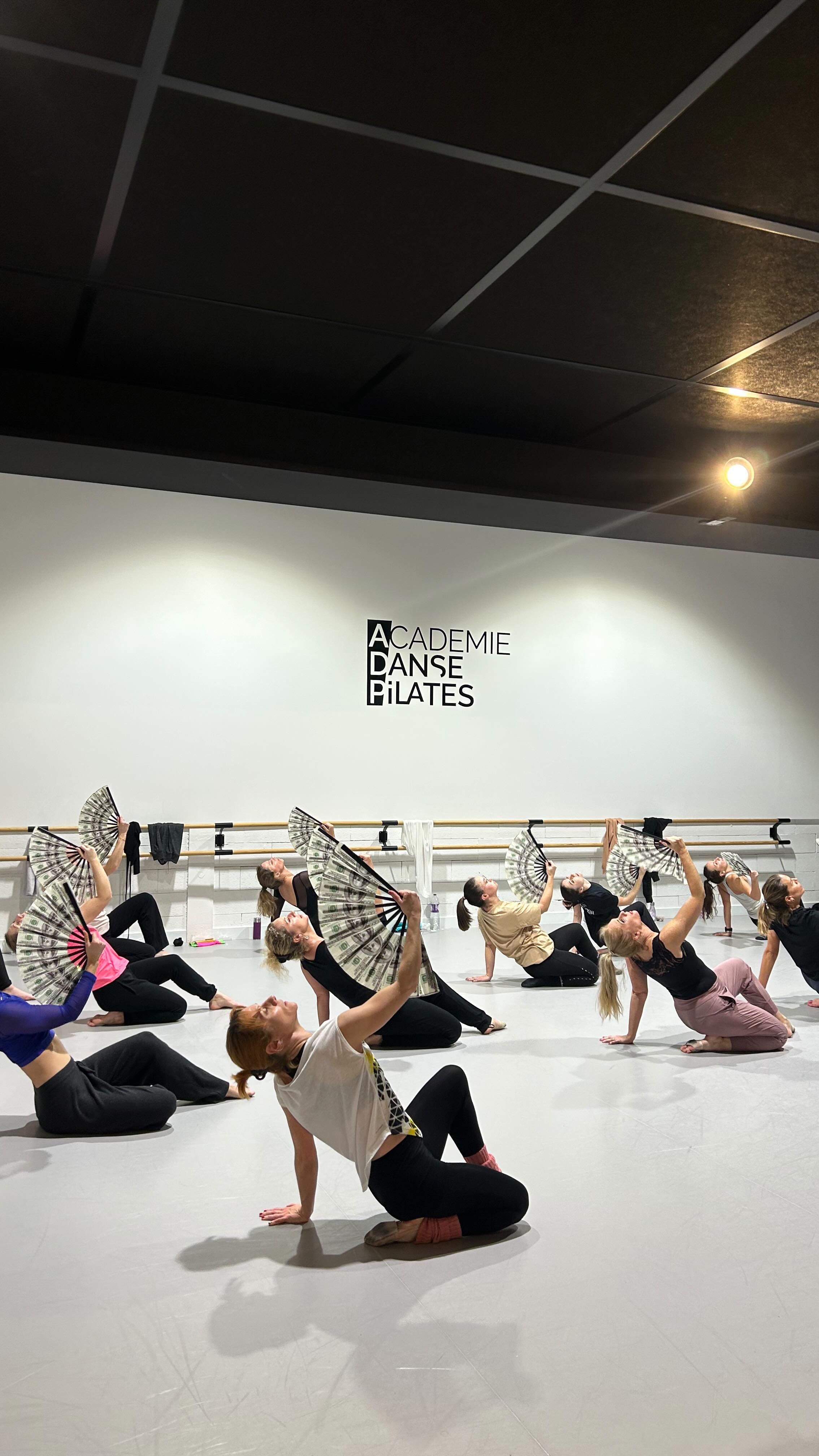 L’atelier Street avec Sabine c’est demain giiiirlzzzz
Bientôt l’heure de réviser les steps dans sa cuisine entre la cuisson du gratin et la bouffe des gamins 😝
On se retrouve à 13h30 🤩
.
.
|academiedansepilates fun danse chorégraphie street jazz humour girl woman |
